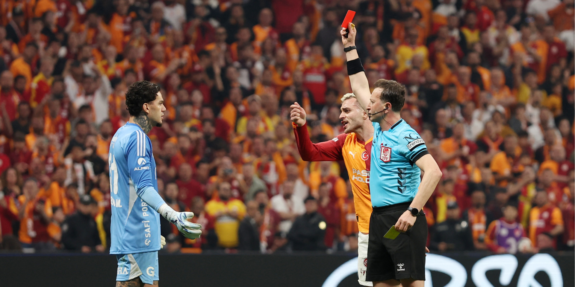 Ударил монитор VAR после удаления. Экс-вратарь Манчестер Сити стал антигероем главного дерби Турции — видео