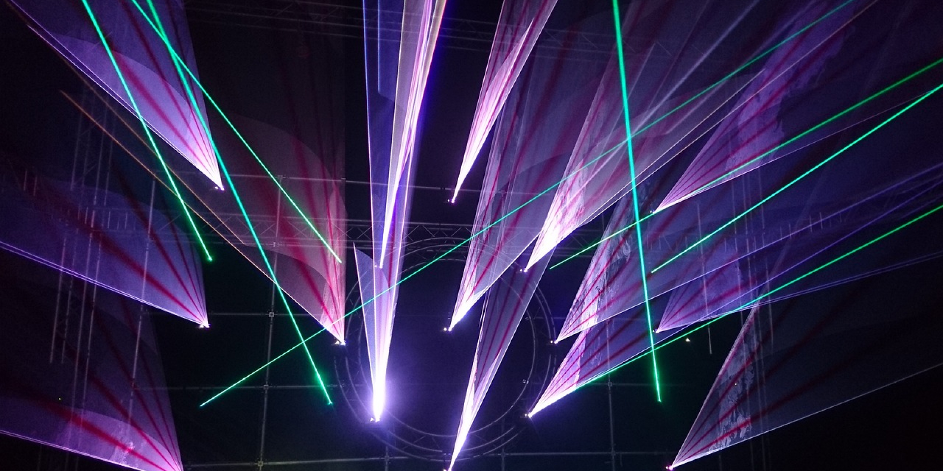 Бестопливные двигатели будущего. Ученые Техаса научили свет управлять движением