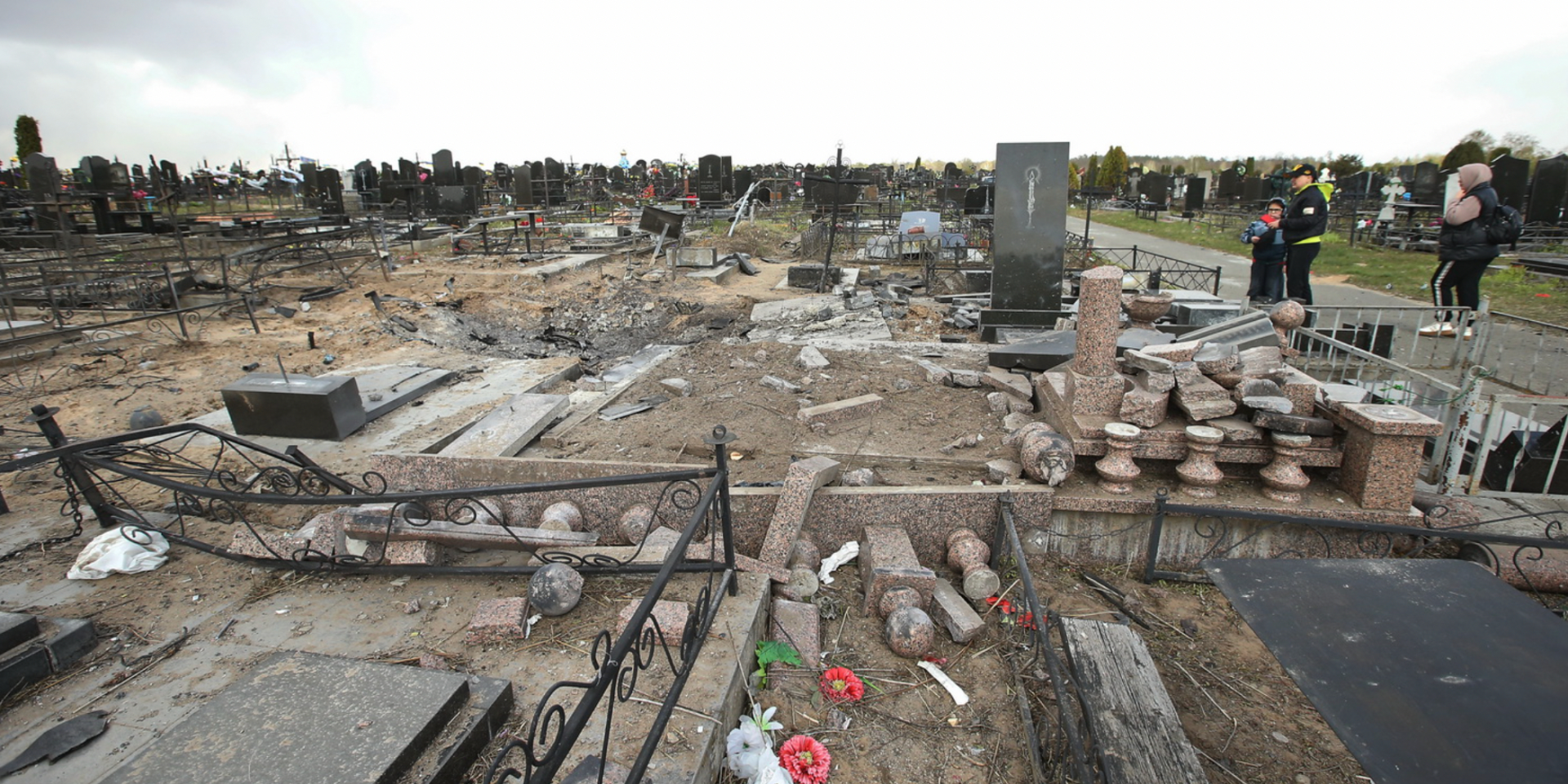 Вражеский дрон попал в кладбище Яцево в Чернигове — повреждены памятники, образовались воронки