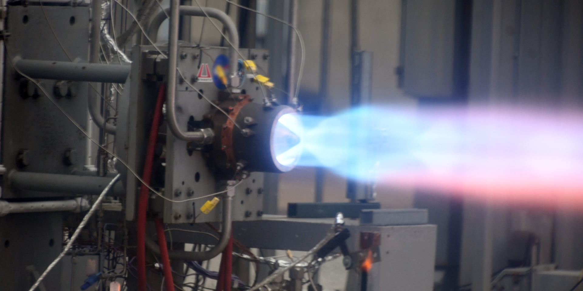Прототип двигуна Chakram RDRE від компанії Astrobotic під час нещодавнього випробування на вогневому стенді (Фото: Astrobotic)
