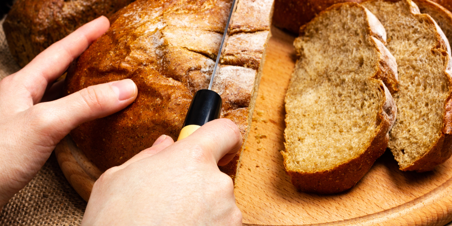 Вы делаете это неправильно. Как нарезать хлеб, чтобы он не крошился