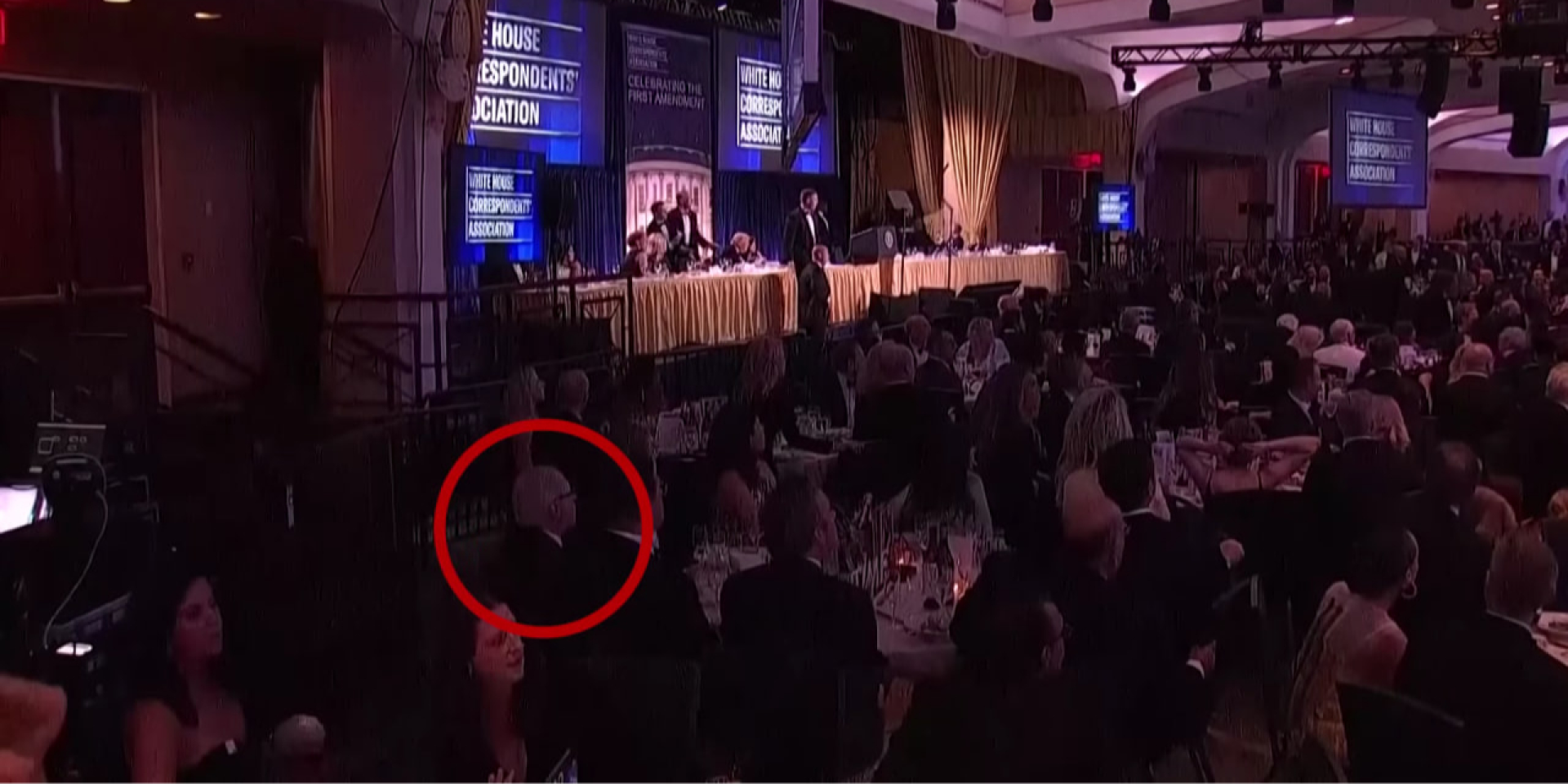 New Yorker calmly finishes his meal amid White House dinner panic - video