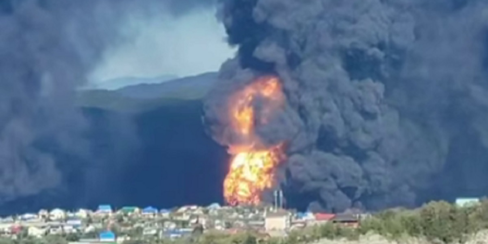 Authorities evacuate Tuapse residents as local oil refinery burns - video
