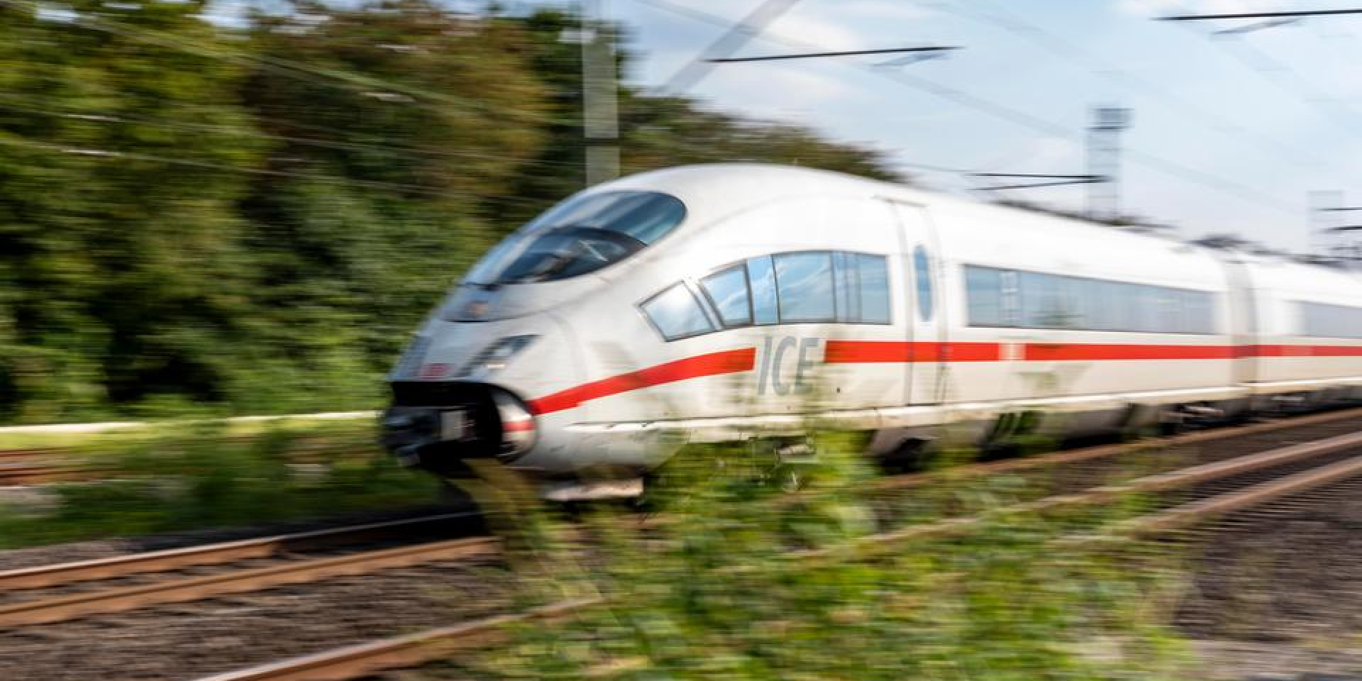 Не успел с перекура. В Германии мужчина зацепился за подножку между двумя вагонами и проехал так 25 километров