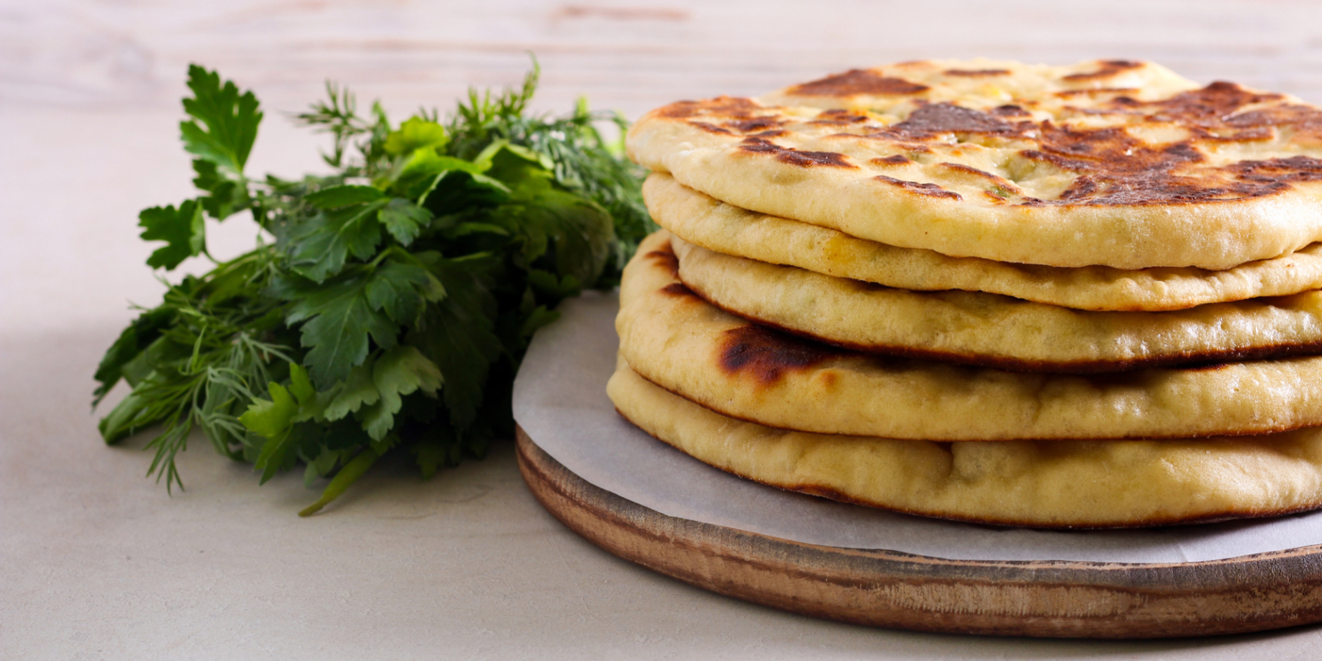 Без духовки. Как приготовить хачапури на кефире с зеленью и сыром