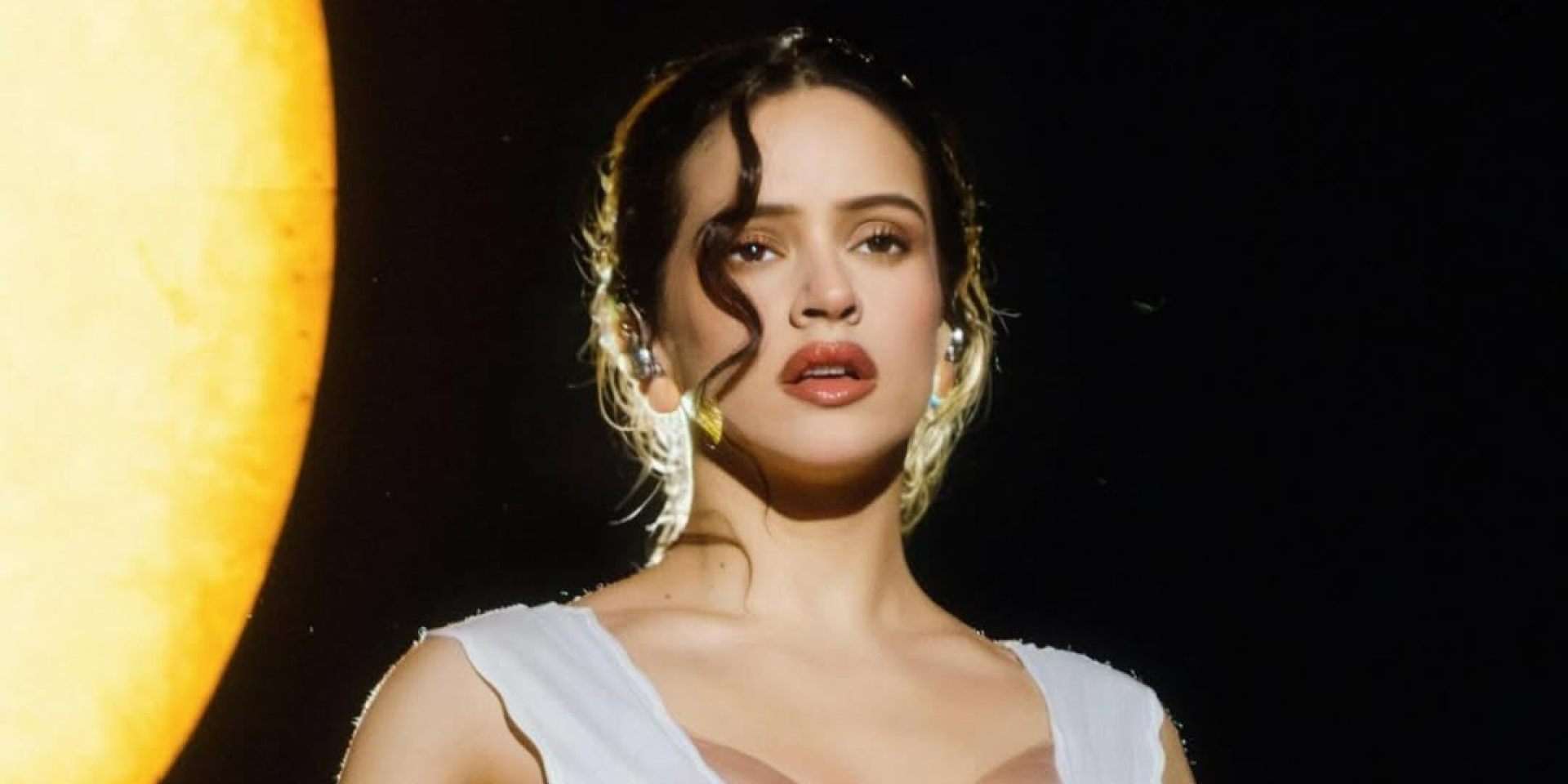 Певица Rosalía появилась в третьем эпизоде нового сезона Эйфории в топе от украинского бренда
