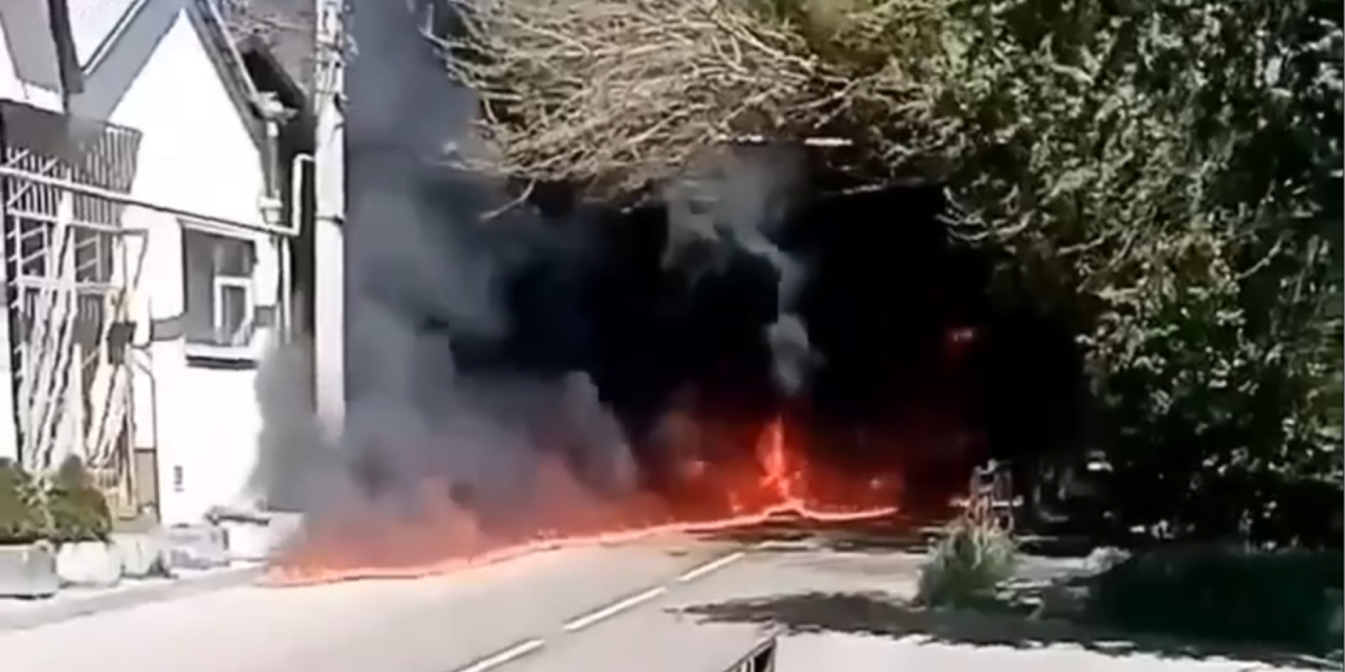 Атака на НПЗ в Туапсе: горящие нефтепродукты разлились на улицу, в городе частично перекрыли воду — видео