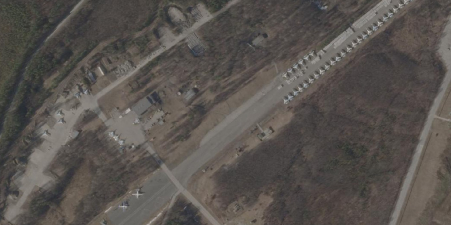 The presence of a significant number of fighters/bombers, likely developed by the Sukhoi (Su) or MiG design bureaus, was recorded on the territory of Petrozavodsk Airport (Photo: One of Maxar and SkySat satellite images)