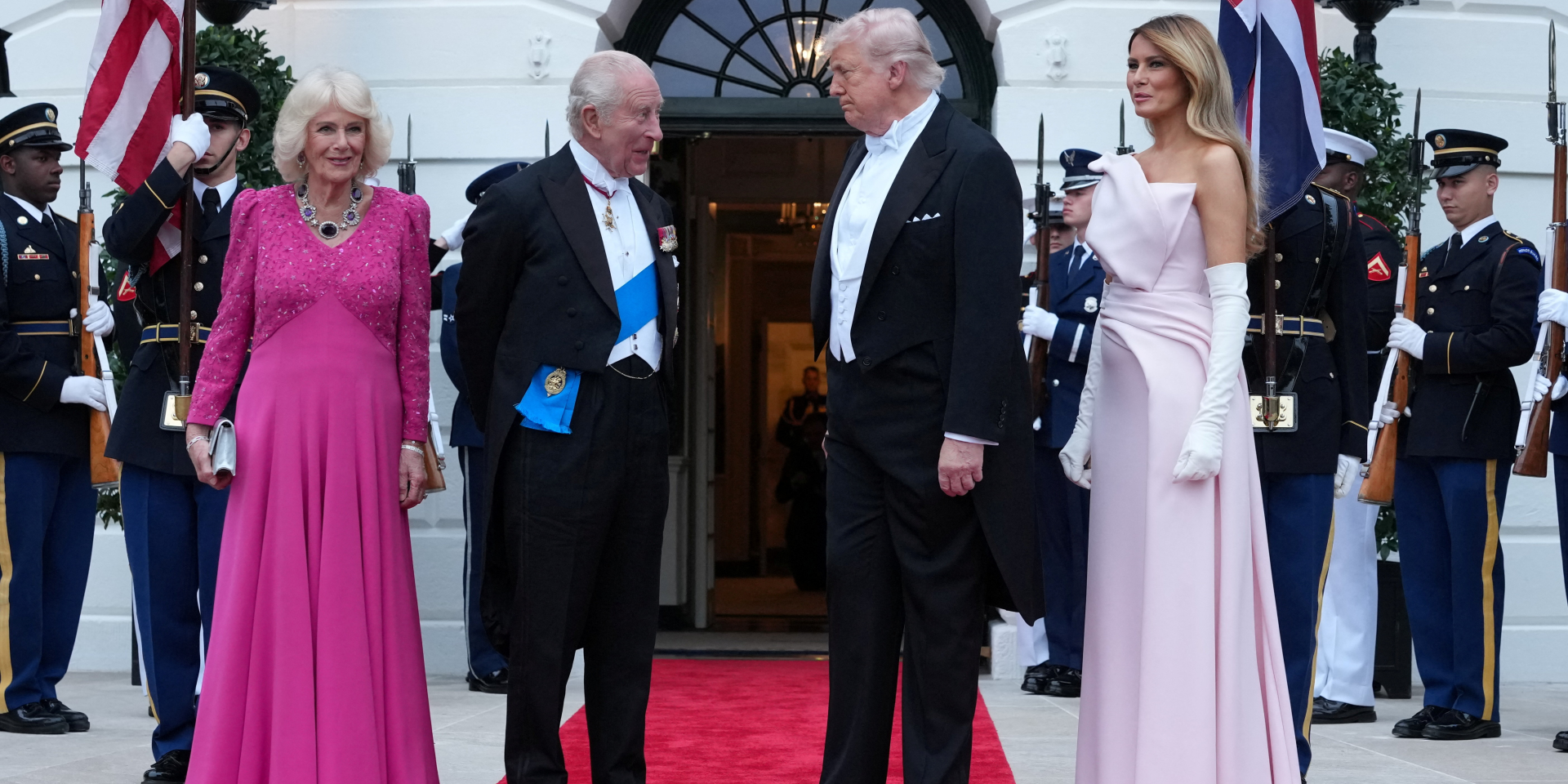 Камилла, Чарльз ІІІ, Дональд Трамп и Мелания Трамп перед государственным банектом в Белом доме вечером 28 апреля 2026 года (Фото: REUTERS/Ken Cedeno)