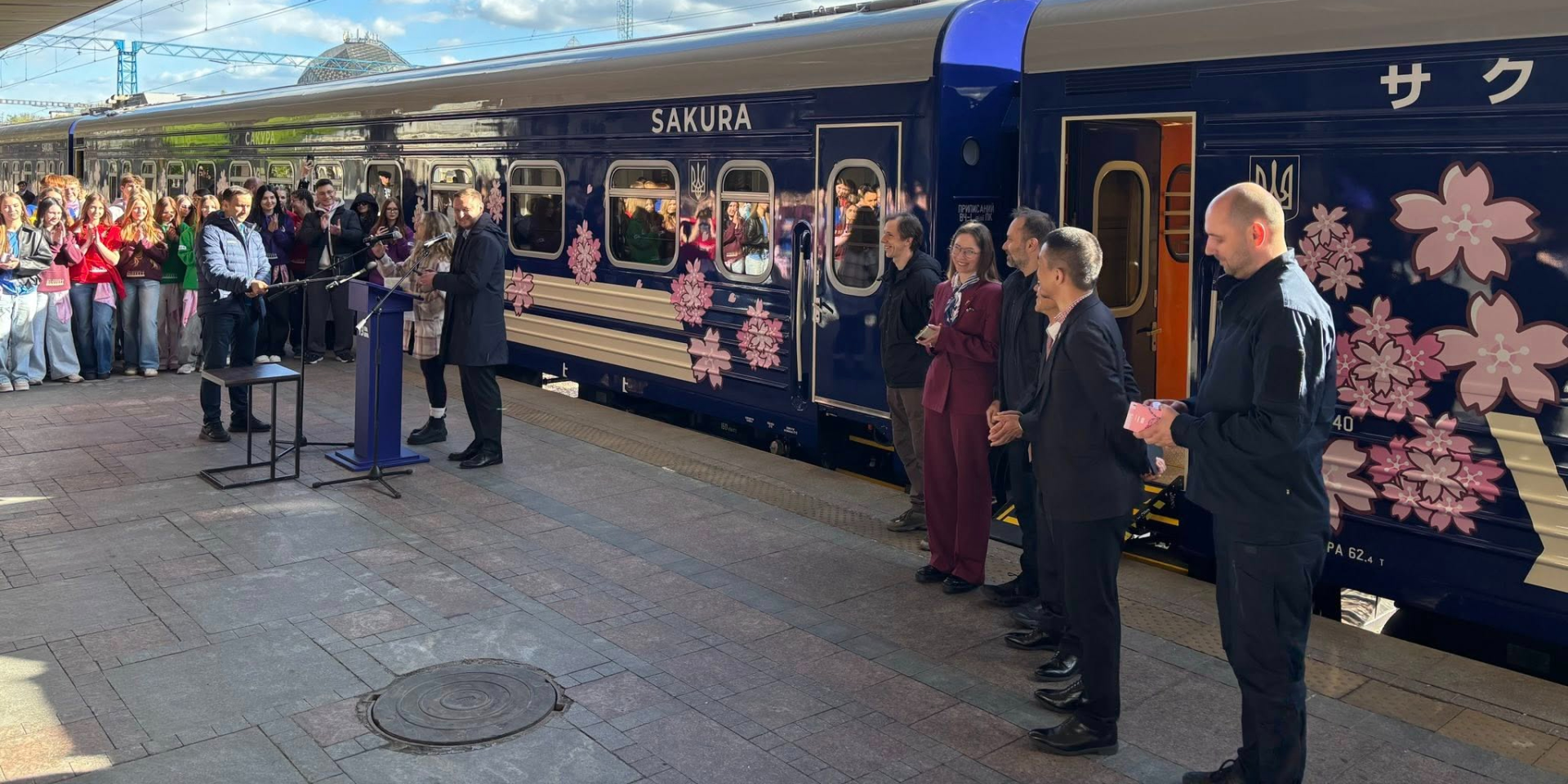 «Знак благодарности японскому народу». Укрзализныця запустила новый флагманский поезд Сакура — фото