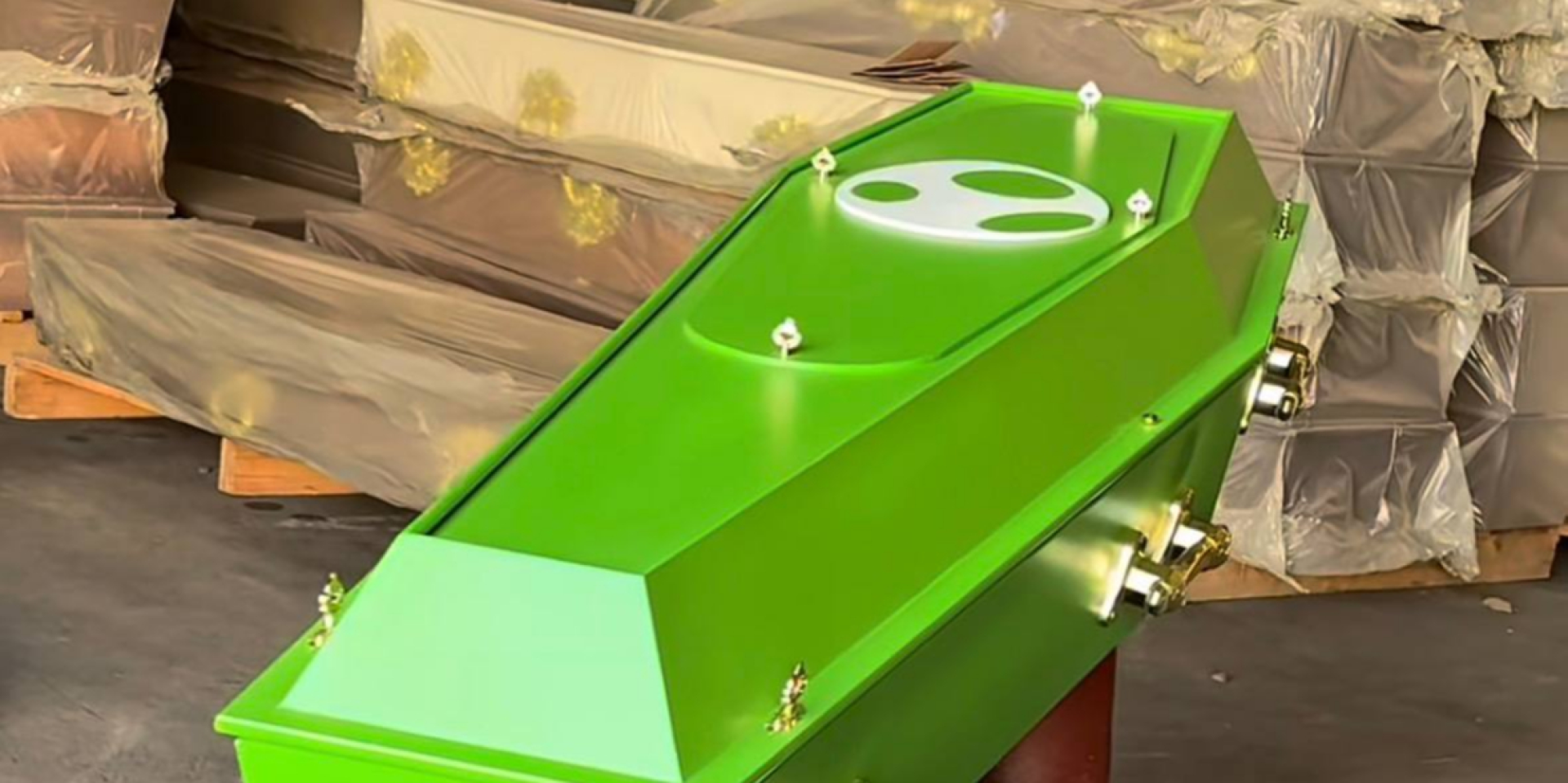 Если «game over», то красиво. В Бразилии похоронная компания начала продавать гробы в стиле видеоигр Super Mario Bros — можно выбирать героя