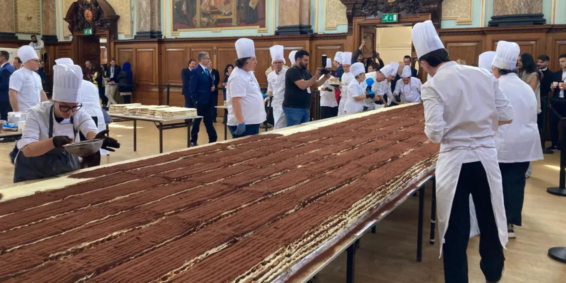 Попали в Книгу рекордов Гиннеса. В Лондоне показали самое длинное тирамису в мире — готовили сто шеф-поваров