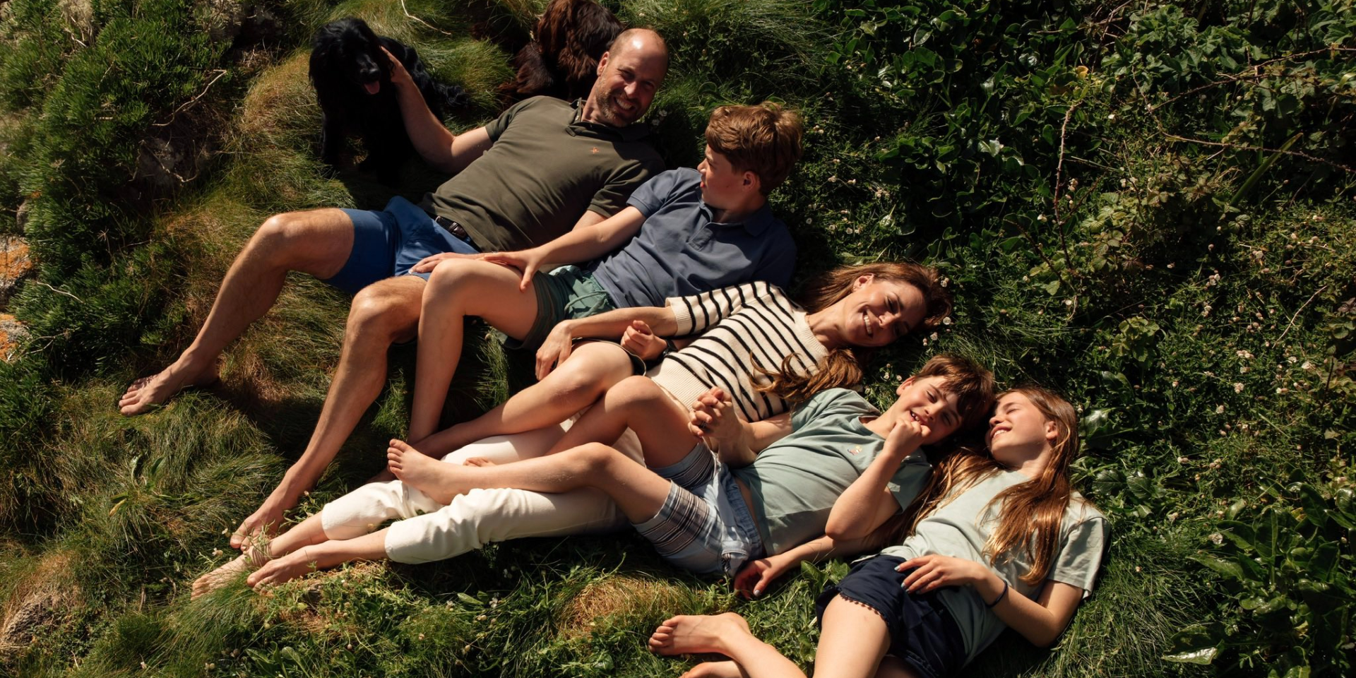 15 лет брака. Принц Уильям и Кейт Миддлтон представили новое фото с детьми и собаками