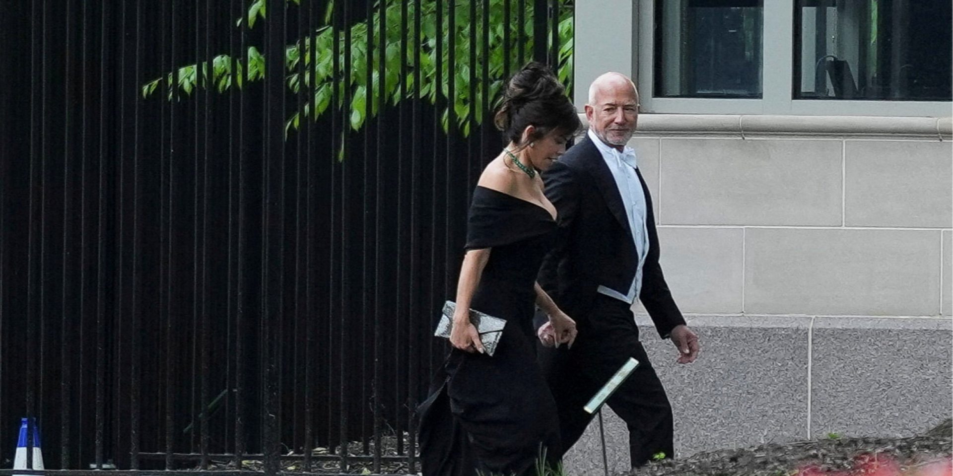 В платье с глубоким декольте. Лорен Санчес вместе с мужем Джеффом Безосом появились на банкете в Белом доме