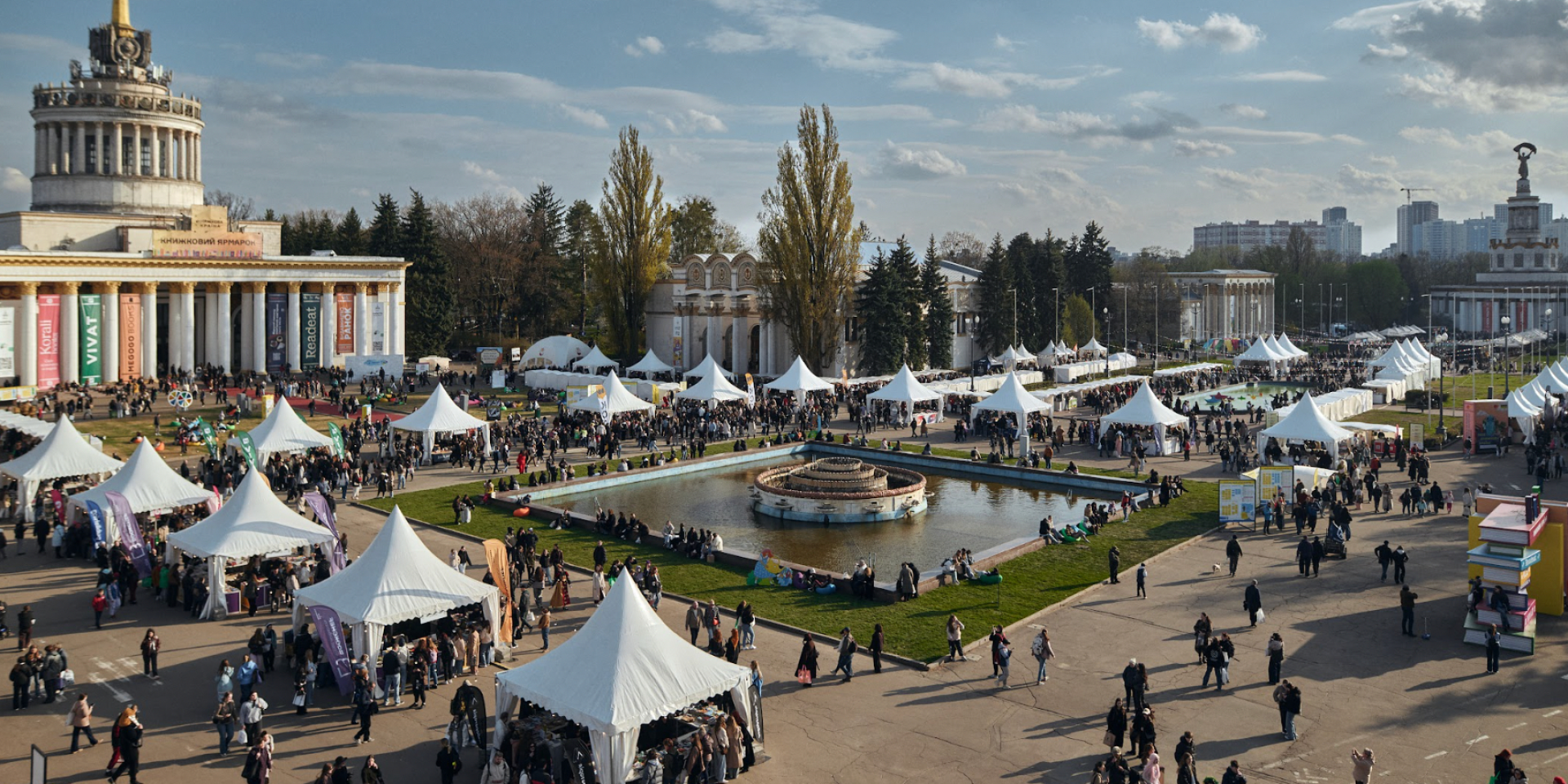 Несмотря на дождь и шквальный ветер. На ВДНХ прошла пятая Книжная страна — что покупали чаще всего