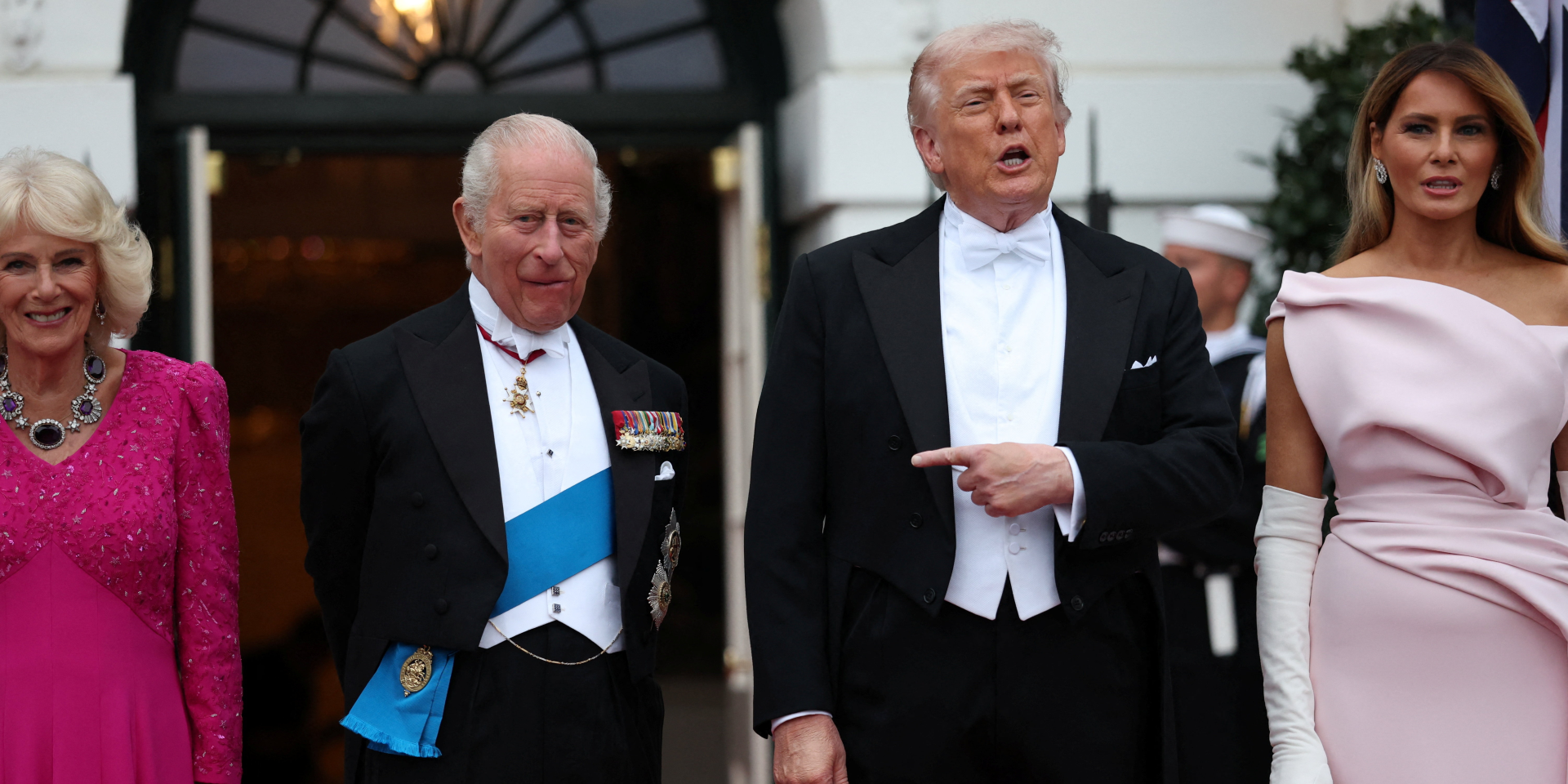 Президент США Дональд Трамп вказує на короля Британії Чарльза перед державною вечерею у Білому домі (Фото: REUTERS/Suzanne Plunkett)