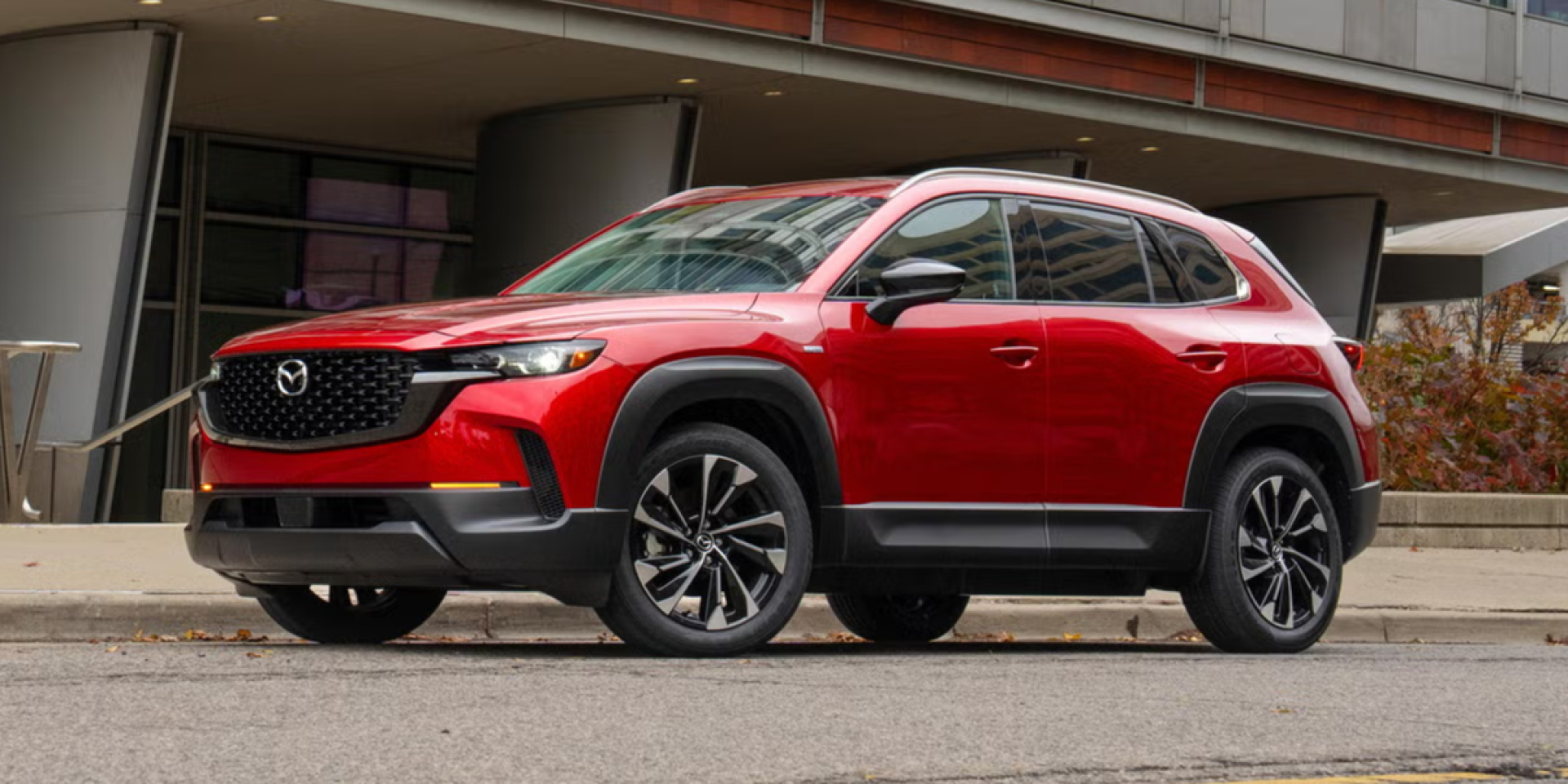 Японська Mazda готує до випуску кросовер CX-40. На зображенні — CX-50 (Фото: Car and Driver)