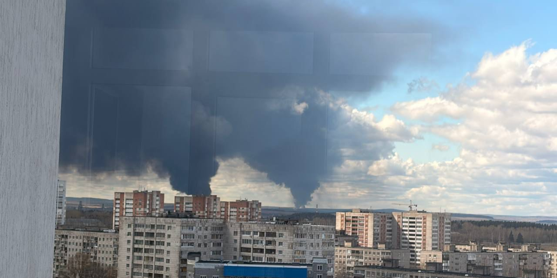 Smoke over the city of Perm in Russia after an attack by an SBU UAV, April 30, 2026 (Photo: Соцмережі)