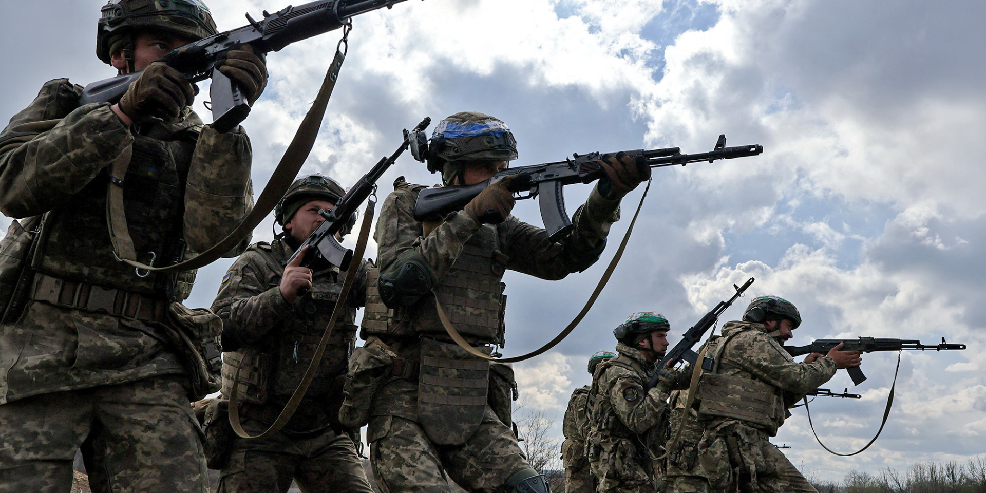 Сколько должны зарабатывать военные? Известные украинцы высказались по острой проблеме, которую должно решить правительство, и назвали конкретные цифры