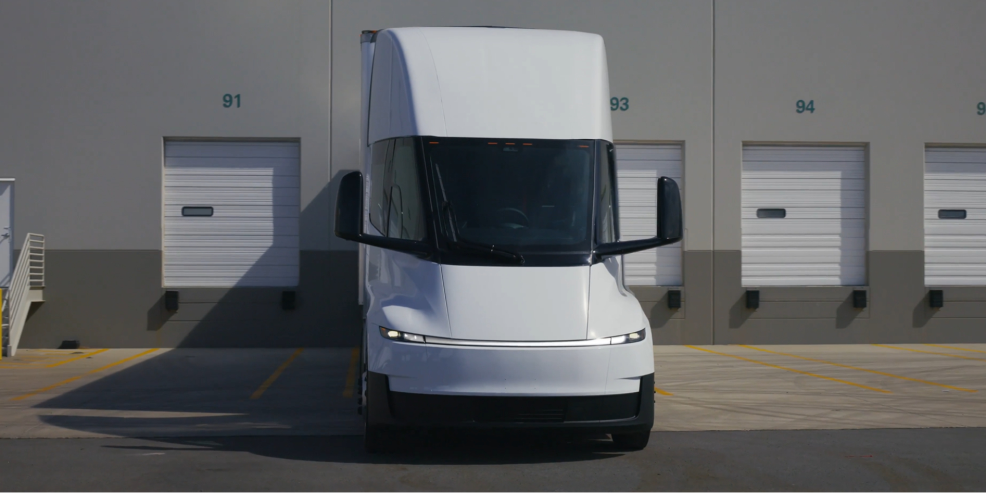Tesla запустила массовую сборку модели Semi (Фото: Tesla/X)