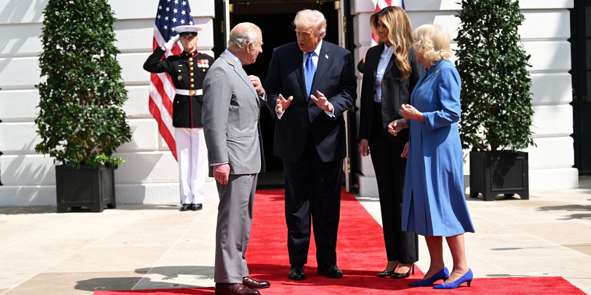 Король Чарльз, королева Камилла, президент Дональд Трамп и первая леди Мелания Трамп во время прощальной церемонии в Белом доме (Фото: Samir Hussein/Pool via REUTERS)