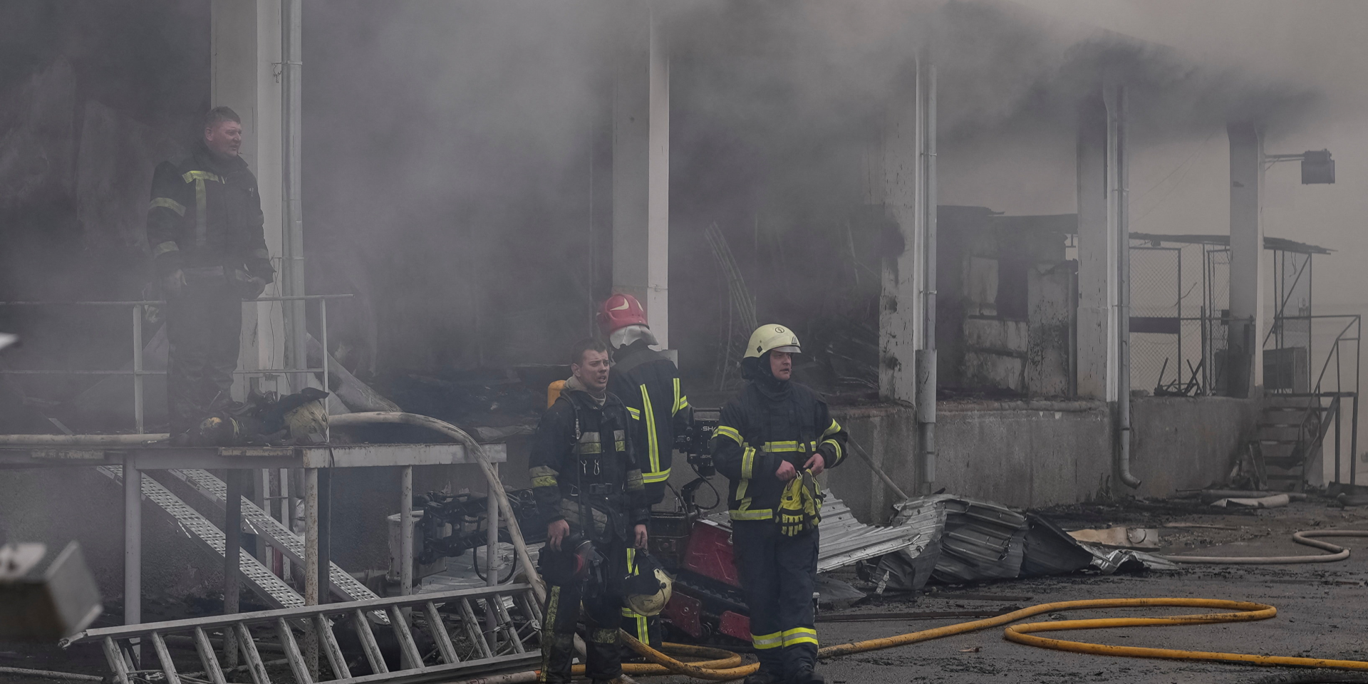 Одна из самых масштабных атак на Тернополь: спасатели ликвидировали пожары на промышленном объекте после обстрела 1 мая — фото