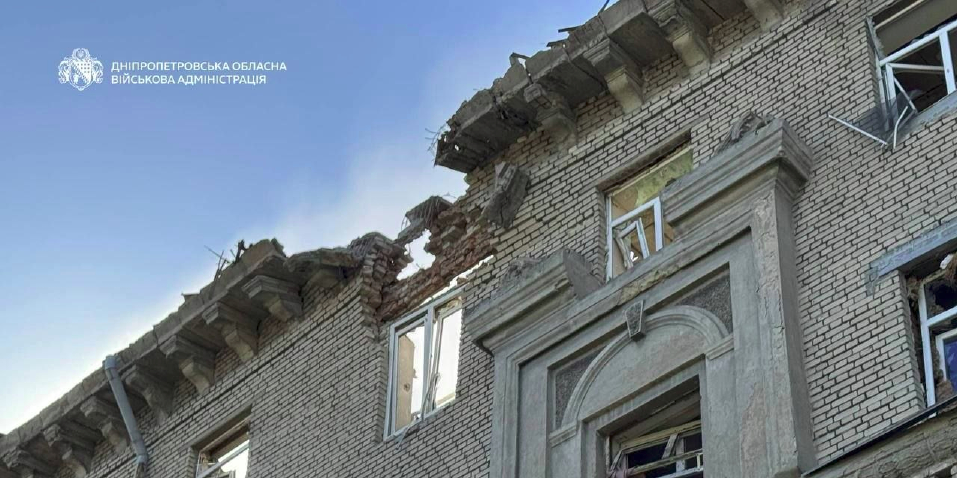 Российская атака на Днепр. Удалось сбить четыре из пяти ракет, которые летели на город, одна из сбитых ракет повредила общежитие — Игнат