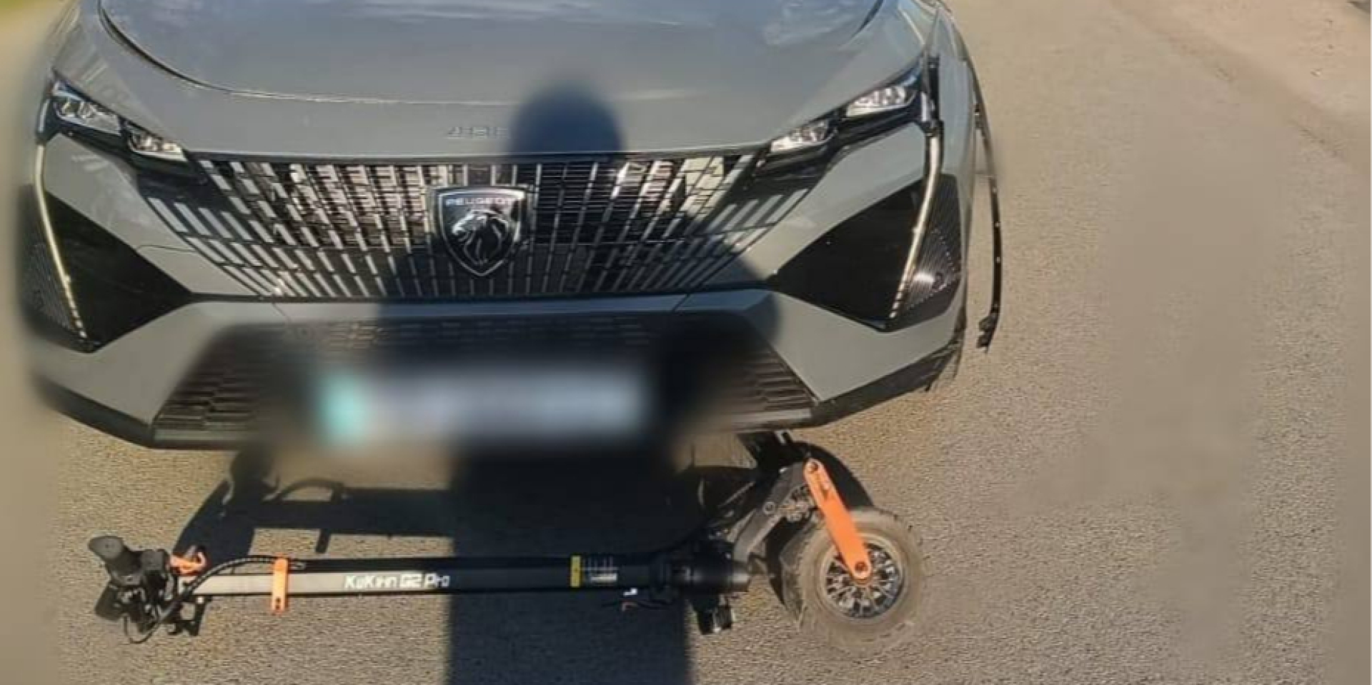 В Киевской области водитель Peugeot сбил электросамокат с двумя детьми на перекрестке: 10-летний мальчик погиб