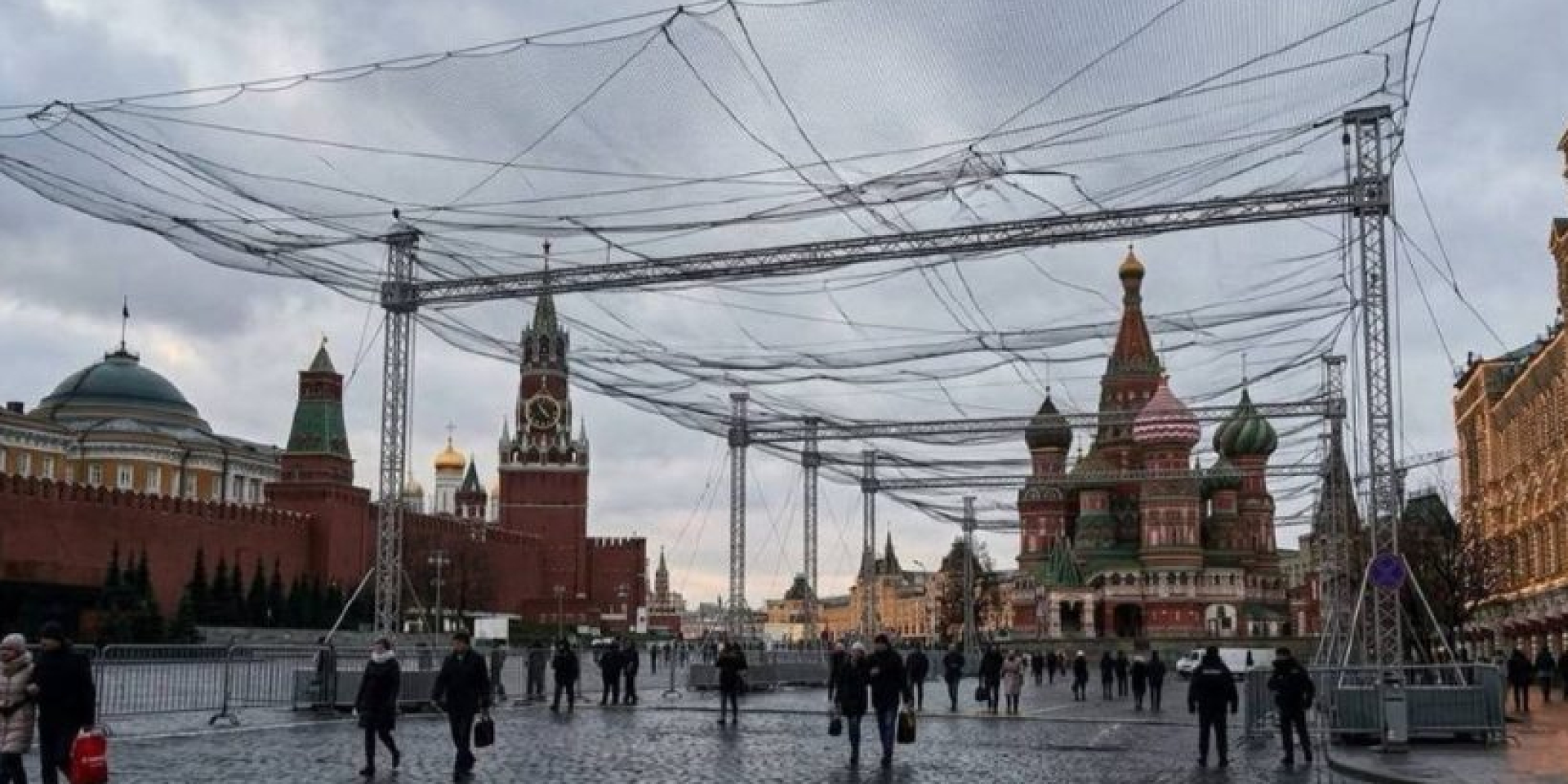 Росіяни панікують через парад 9 травня, а українці створюють меми (Фото: Один із мемів, поширених в соцмережах/juliapod_art/Скриншот)