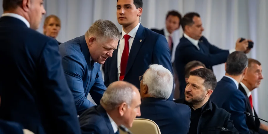 Президент України Володимир Зеленський та премʼєр-міністр Словаччини Роберт Фіцо у Вірменії, 4 травня 2026 року (Фото: Robert Fico / Facebook)
