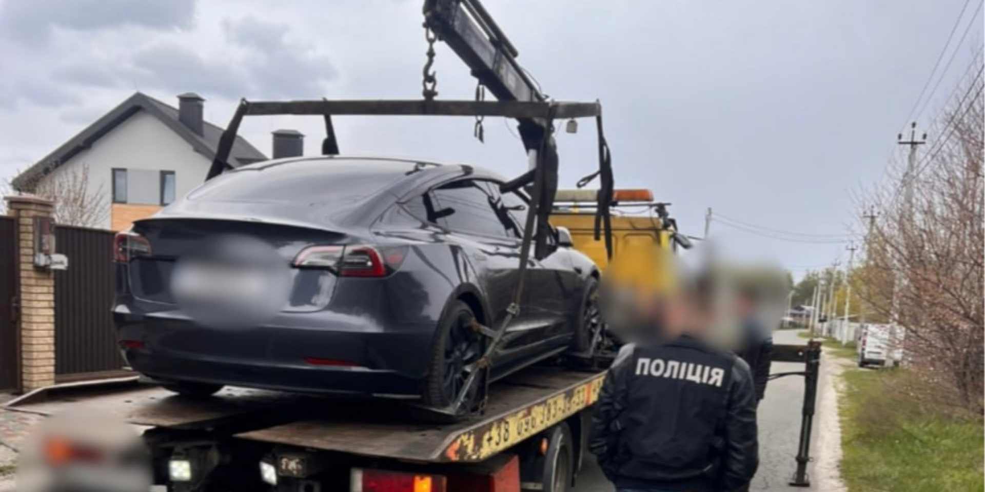 Изъяли автомобили Tesla, мотоциклы и наличные деньги. Полиция провела обыски у должностных лиц ТЦК по 16 регионам страны — фото