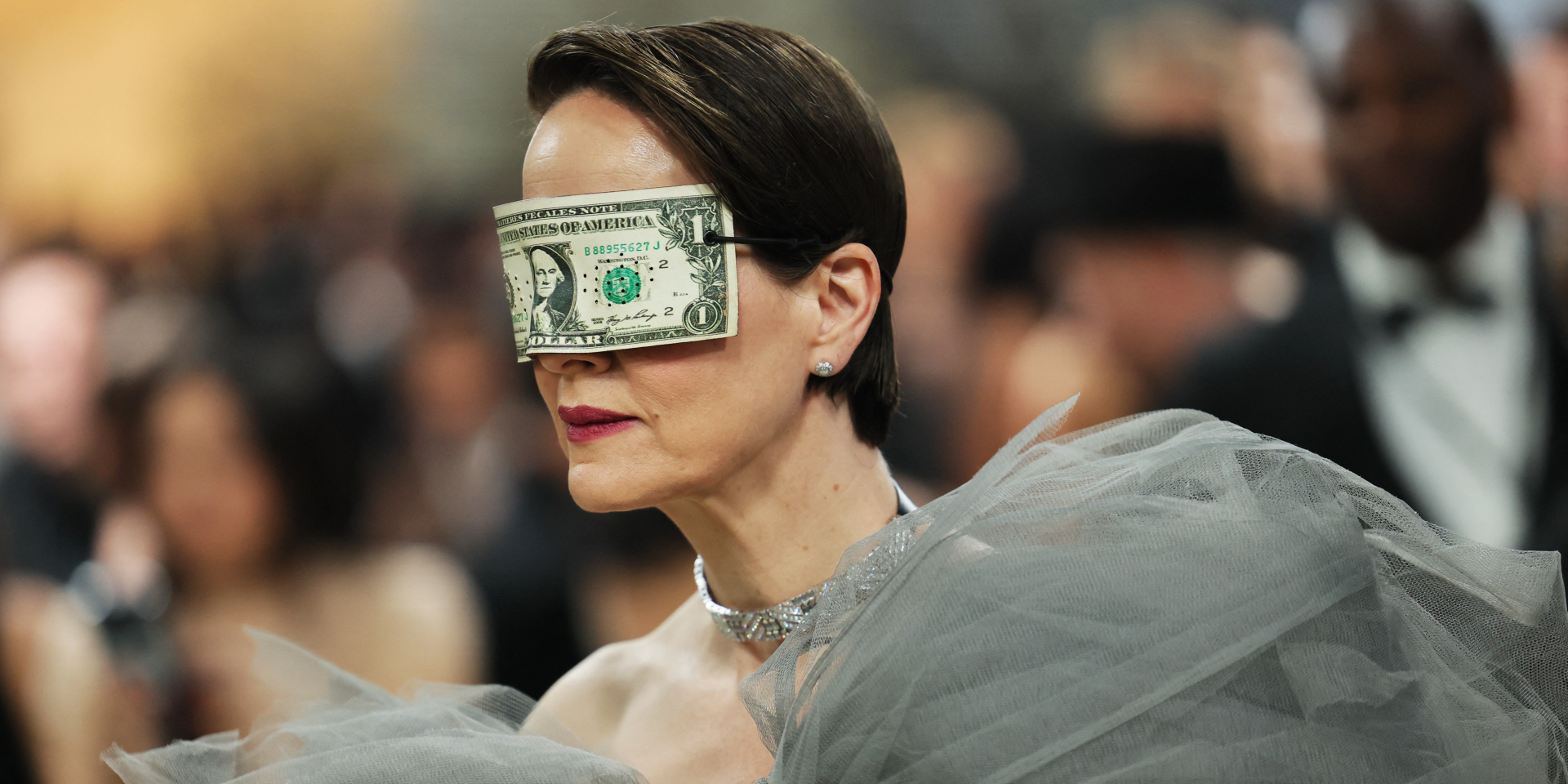 «Критикует систему изнутри». Сара Полсон пришла на Met Gala 2026 в маске со 100-долларовой купюрой на глазах на фоне протестов против Безоса