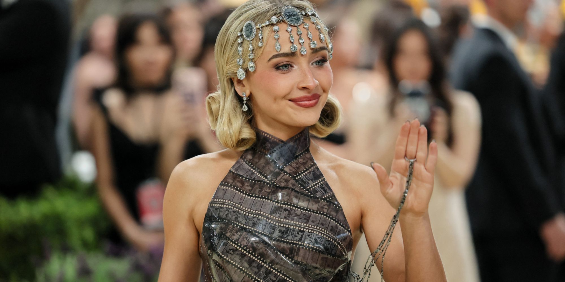 Вдохновленная Старым Голливудом. Сабрина Карпентер выбрала для Met Gala платье из пленок с легендарным фильмом Сабрина