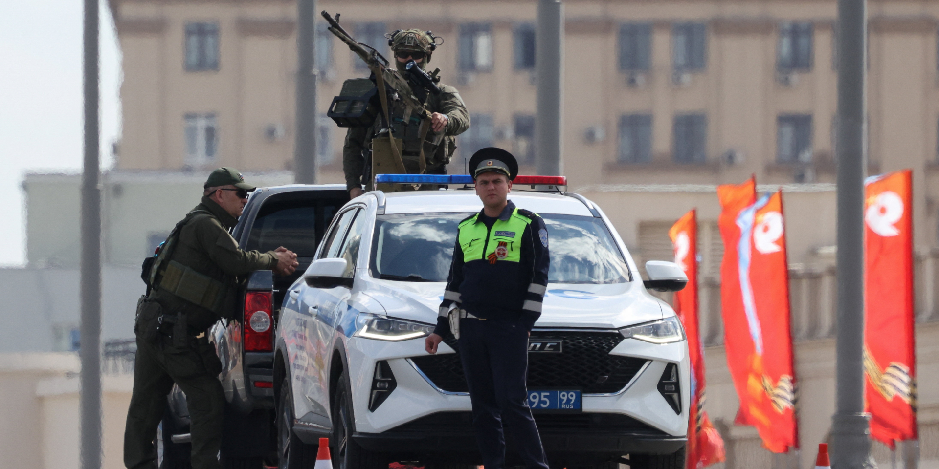 Без связи, но с пулеметчиками на башнях Кремля. Как Москва и другие города РФ готовятся к 9 мая