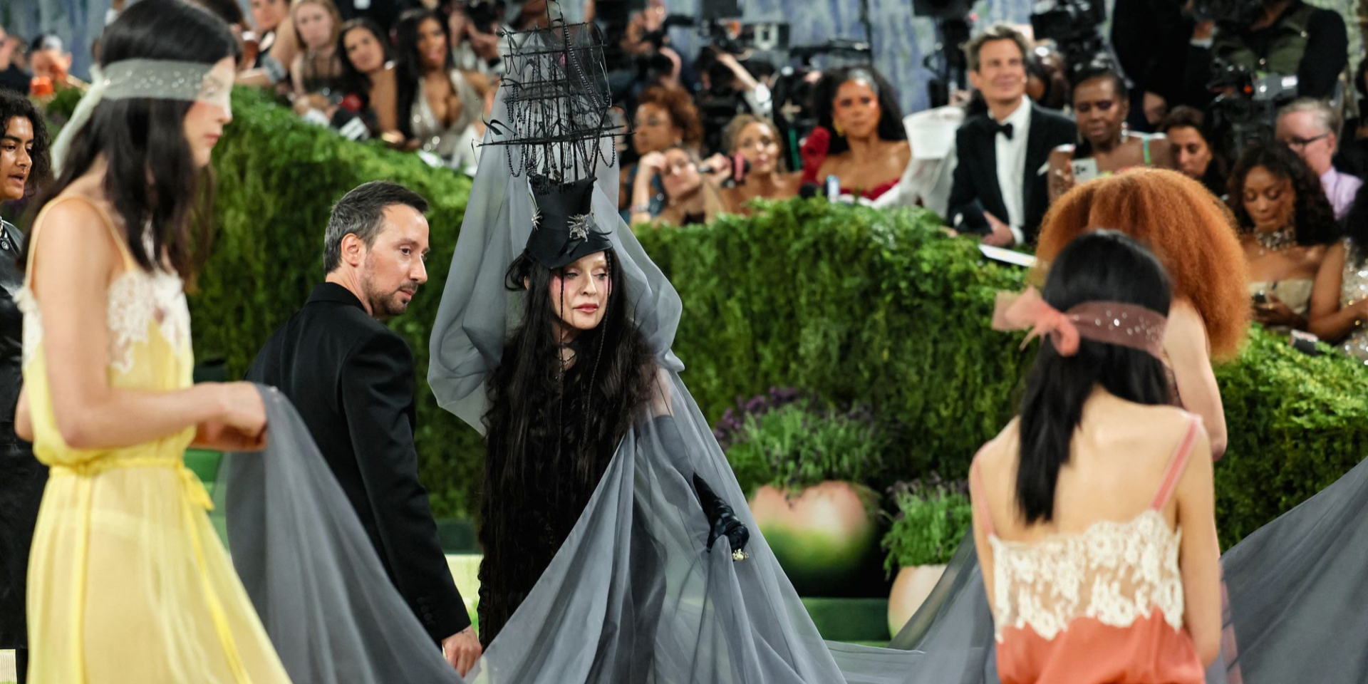 Met Gala 2026. Мадонна воспроизвела картину Искушение Святого Антония художницы-феминистки Леоноры Каррингтон