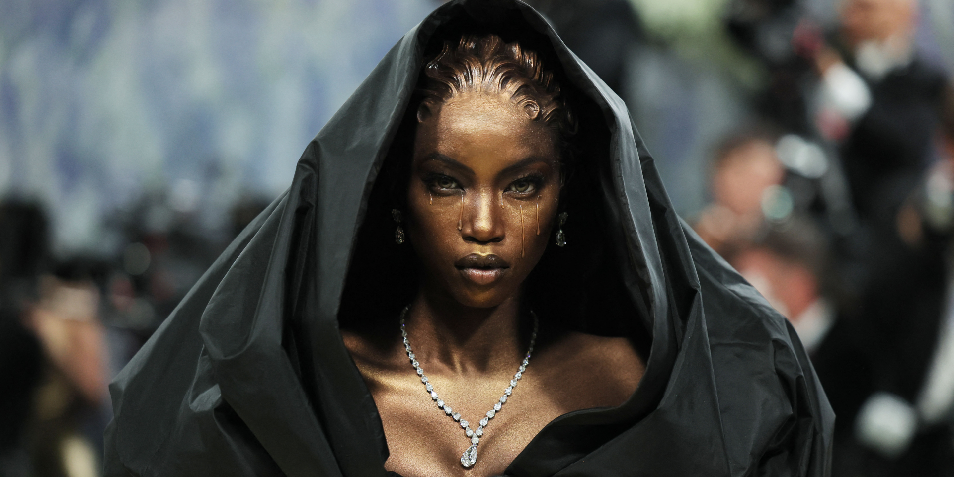 Омаж плакучим статуям Мадонны. Модель Анок Яй появилась на Met Gala в готическом платье от Balenciaga