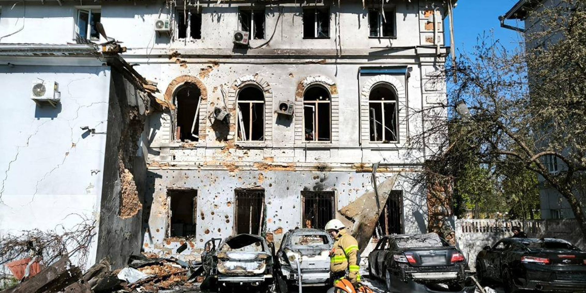 Russia launches attack on downtown Chernihiv, damages prosecutor’s office building - photo