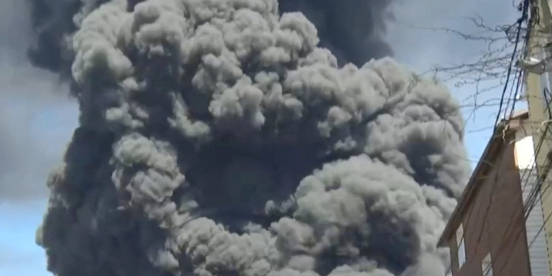 Fire at the Tuapse Oil Refinery on April 28 (Photo: Governor of Krasnodar Krai Veniamin Kondratyev/Handout via REUTERS)