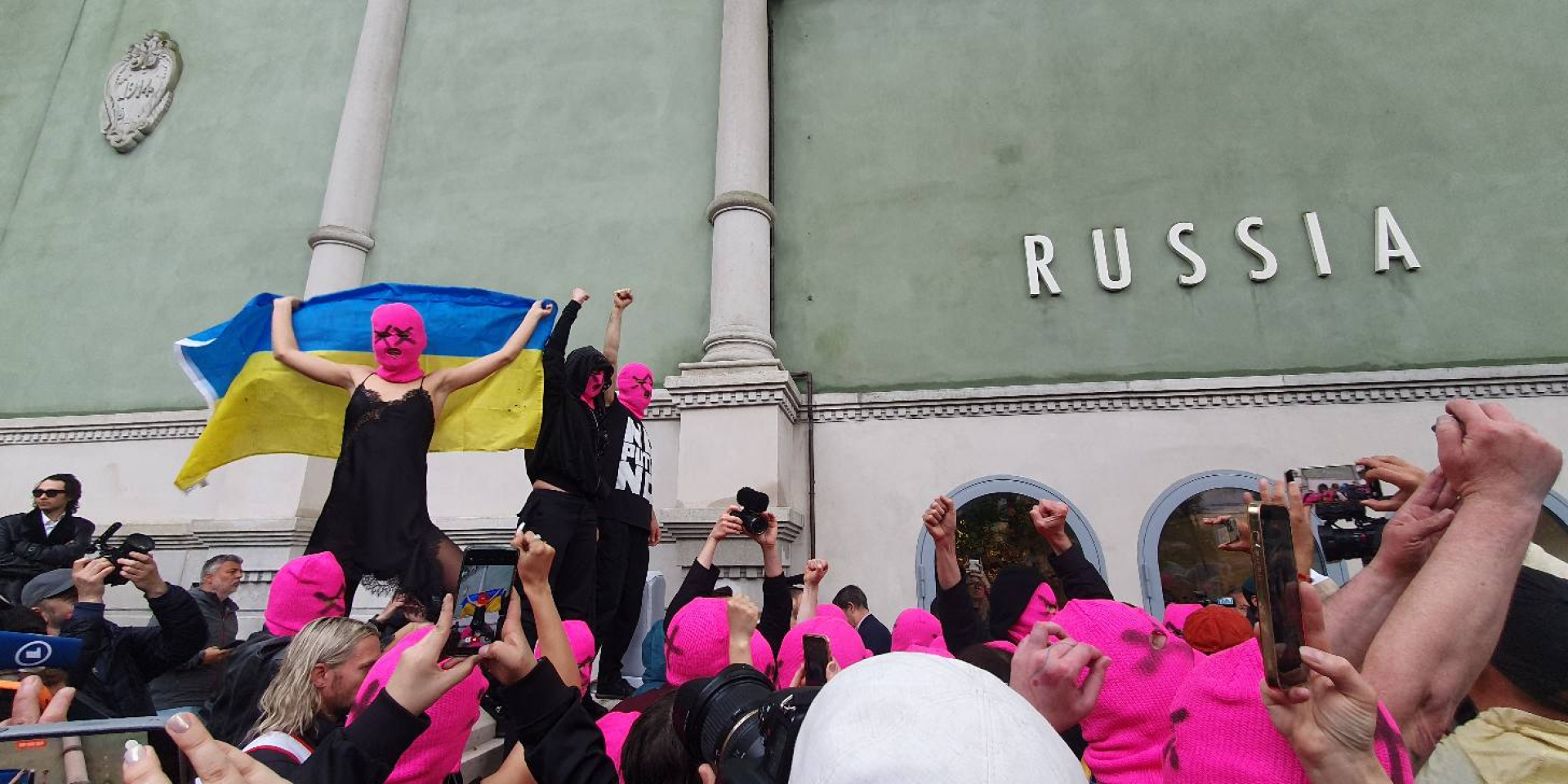 «Кровь — это искусство России». FEMEN и Pussy Riot устроили акцию протеста под российским павильоном на Венецианской биеннале