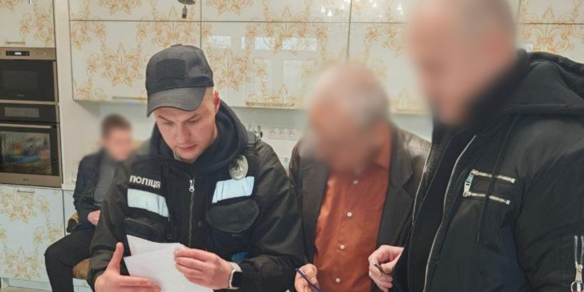 Представлялся сотрудником СБУ. В Киеве мужчина обвинял пенсионеров в спонсировании РФ и выманивал деньги — полиция