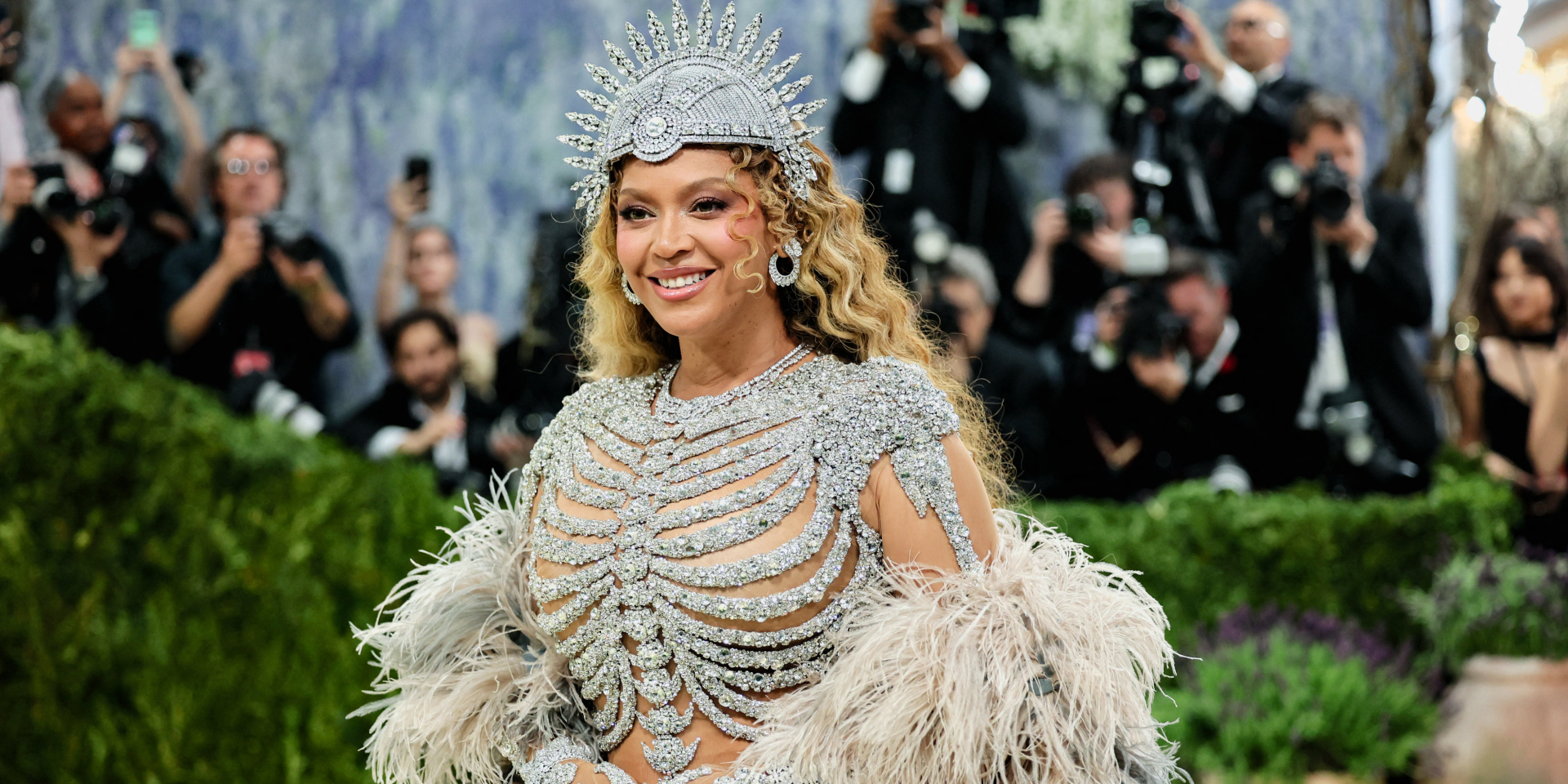 318 тысяч стежков и кристаллы Swarovski. Бейонсе показала свое второе платье для Met Gala, вдохновленное «видом из ночного самолета»