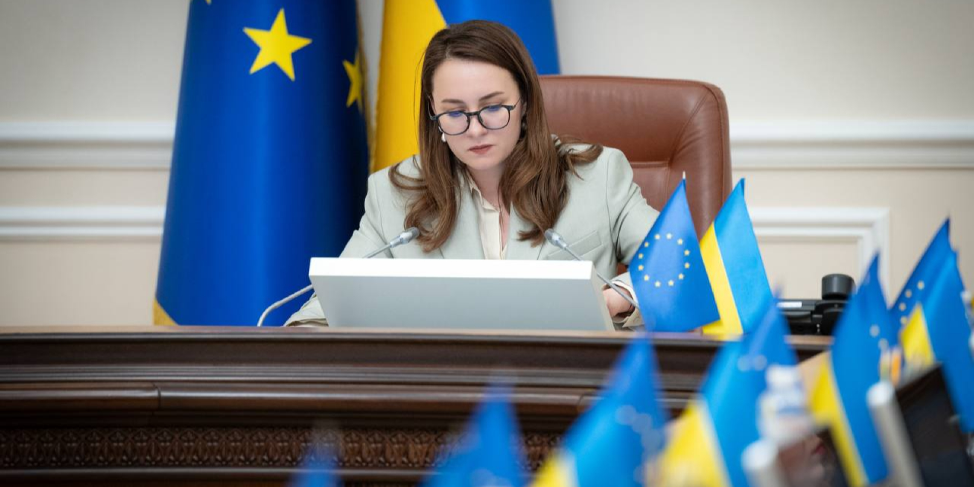 Правительство упростило выезд за границу для определенной категории женщин — Свириденко