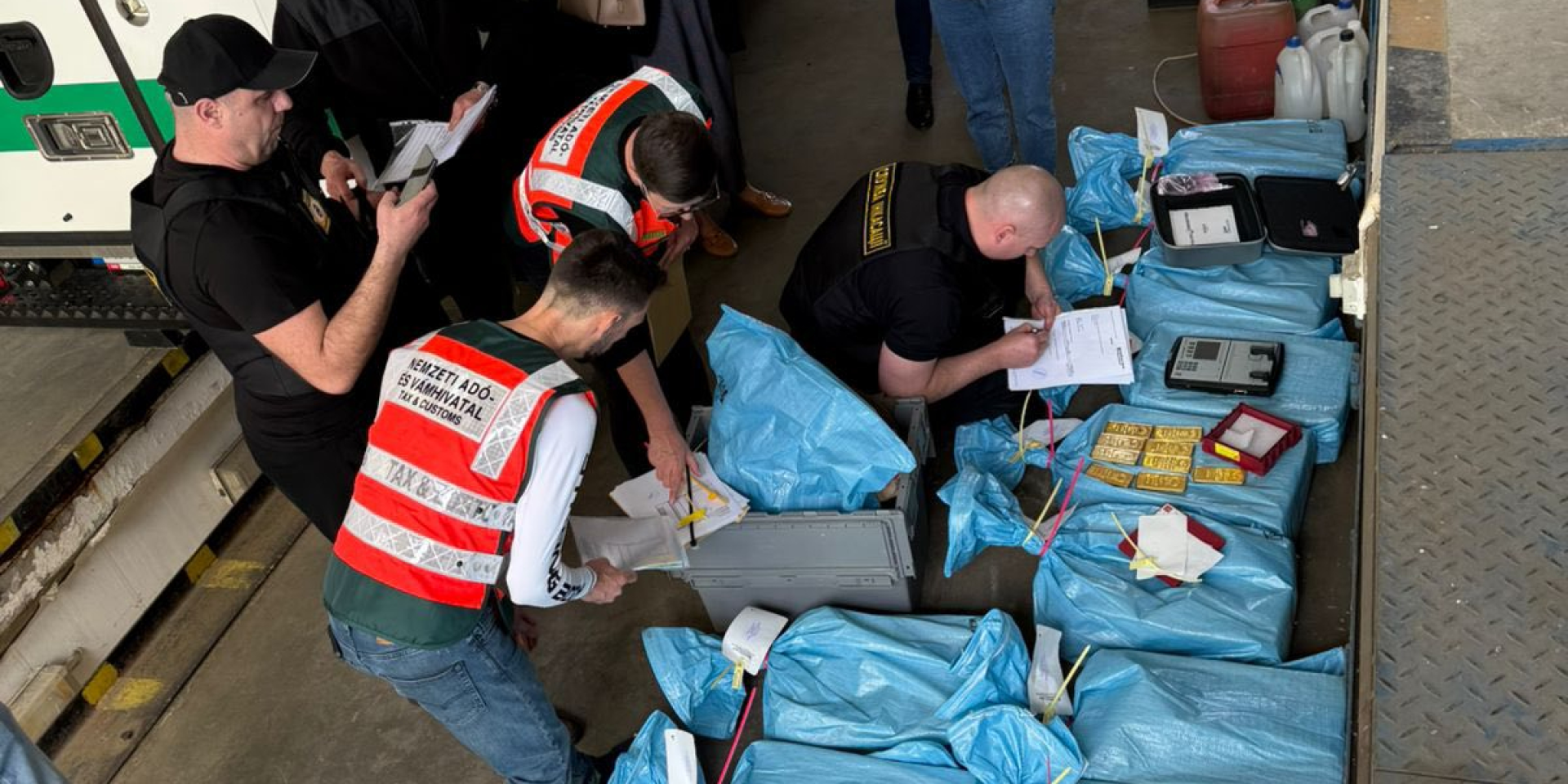 NBU shows valuables Hungary handed back to Oschadbank