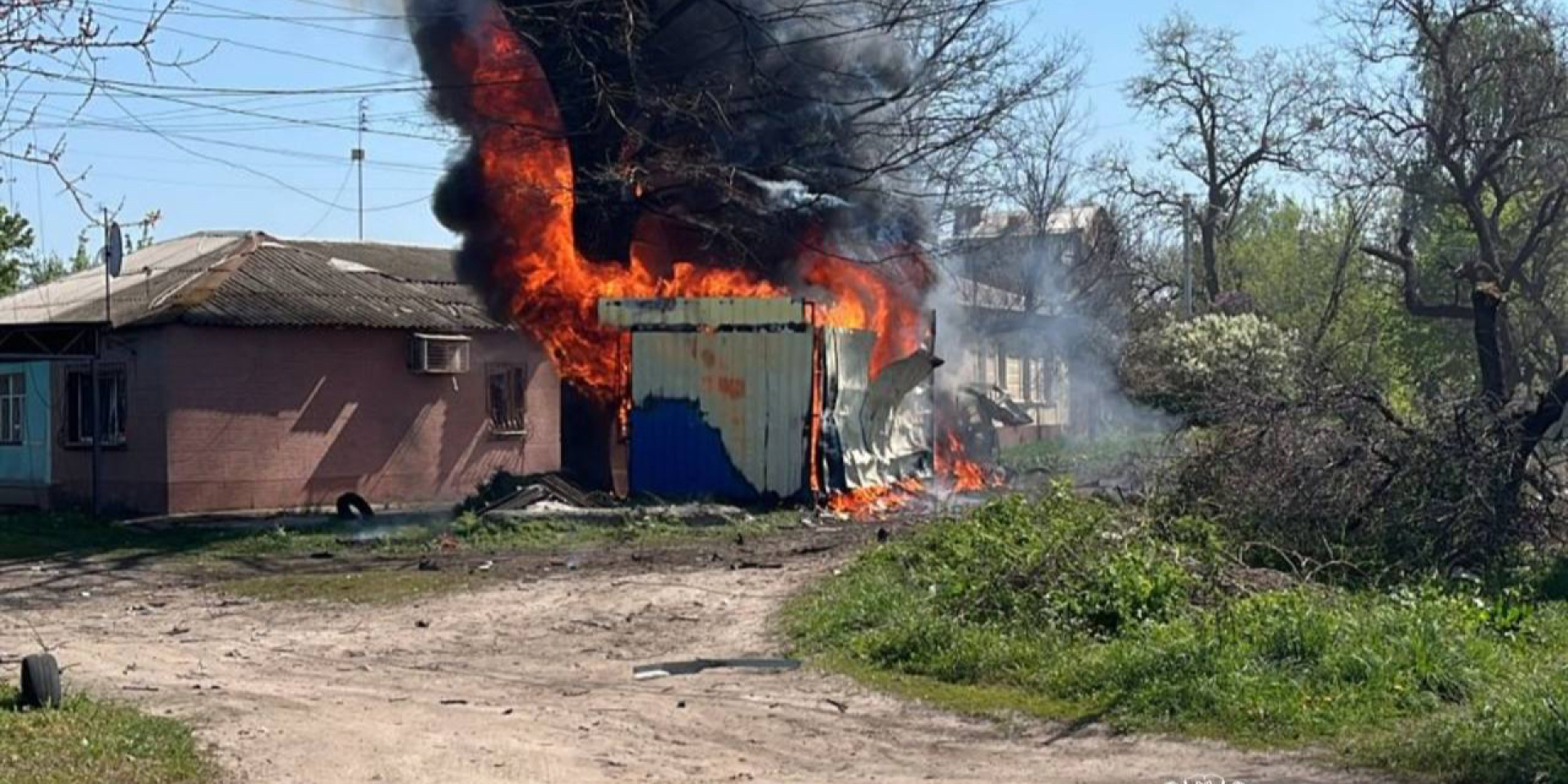 Россияне утром атакуют Харьков дронами: вспыхнул пожар, повреждены дома и киоск, среди пострадавших — трое детей