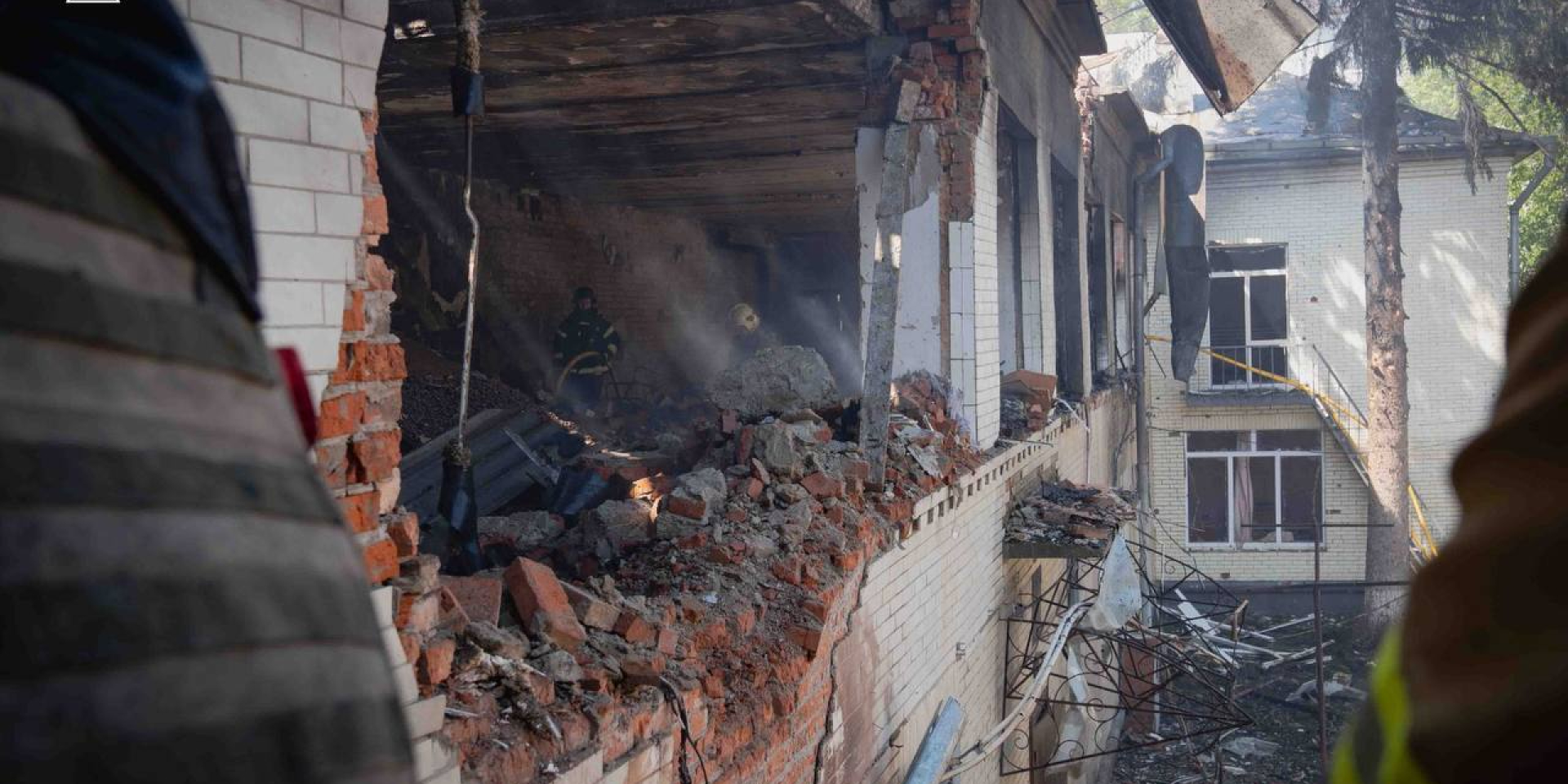 Kremlin demands parade truce but executes Ukrainian POWs and bombs civilians instead
