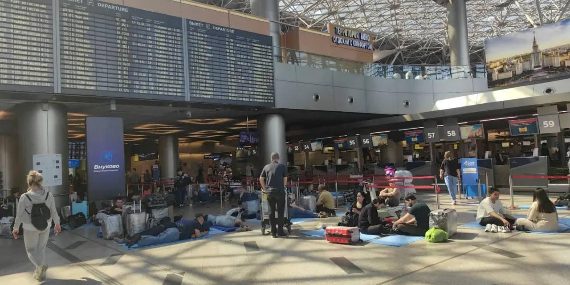 «Полный пи**ец». В Москве парализована работа главных аэропортов, более 450 рейсов задержали, власти жалуются на атаку БпЛА
