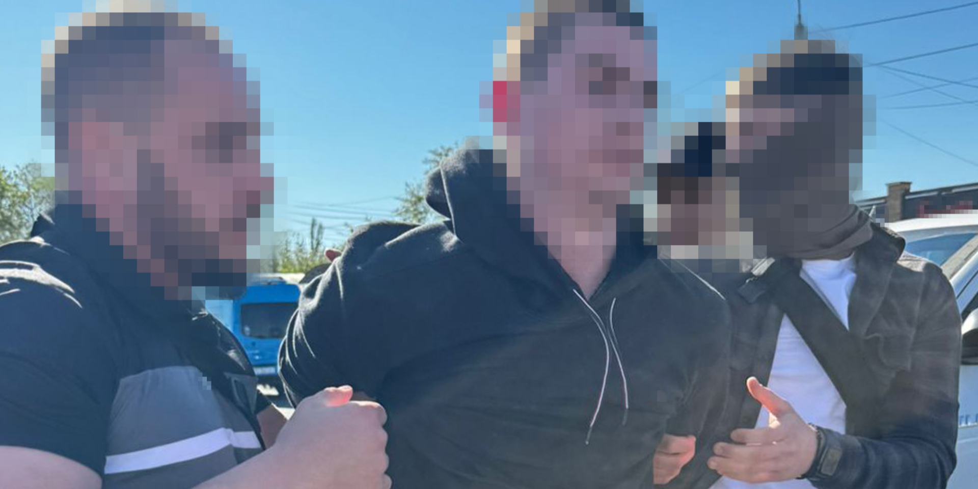 В Днепре задержали двух подозреваемых в подрыве автомобиля военного