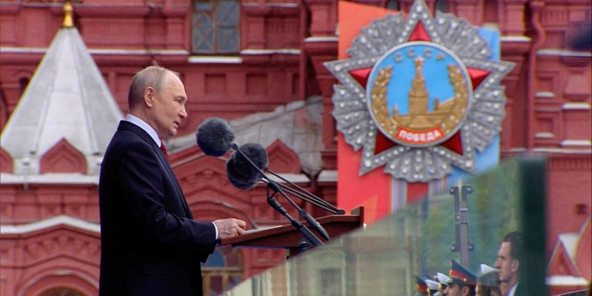 Любимое детище диктатора Путина: парад в Москве длился 45 минут, он прошел без военной техники и с отключениями интернета — фото