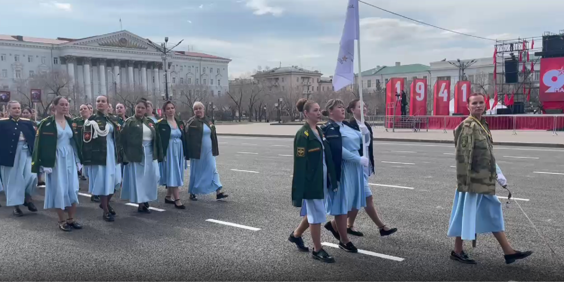 В российской Чите на парад вывели колонну вдов и матерей погибших в войне против Украины оккупантов — видео