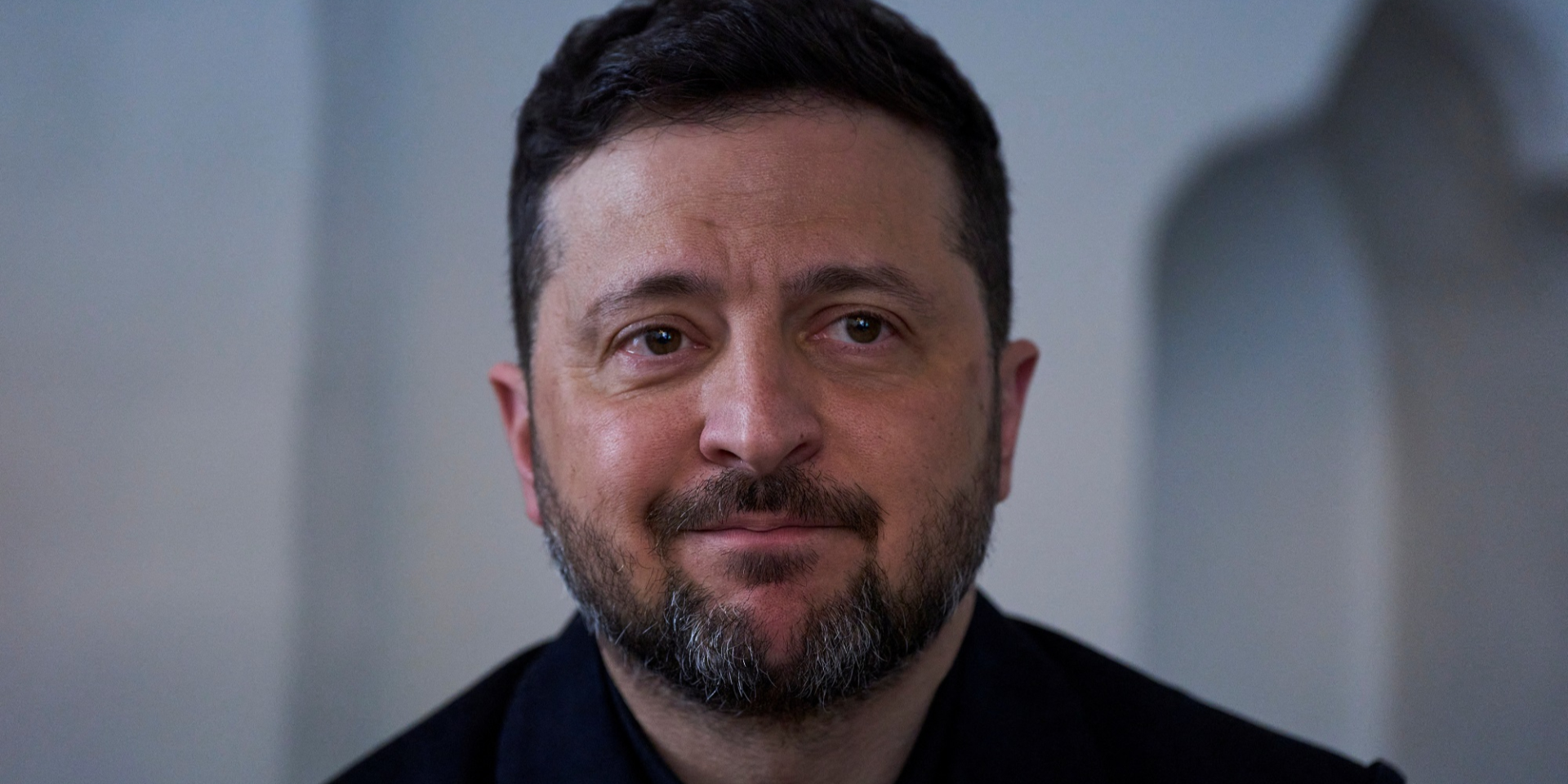 Президент Володимир Зеленський досить своєрідно відреагував на скандал навколо Сенс Банку (Фото: Peter Dejong/Pool via REUTERS)